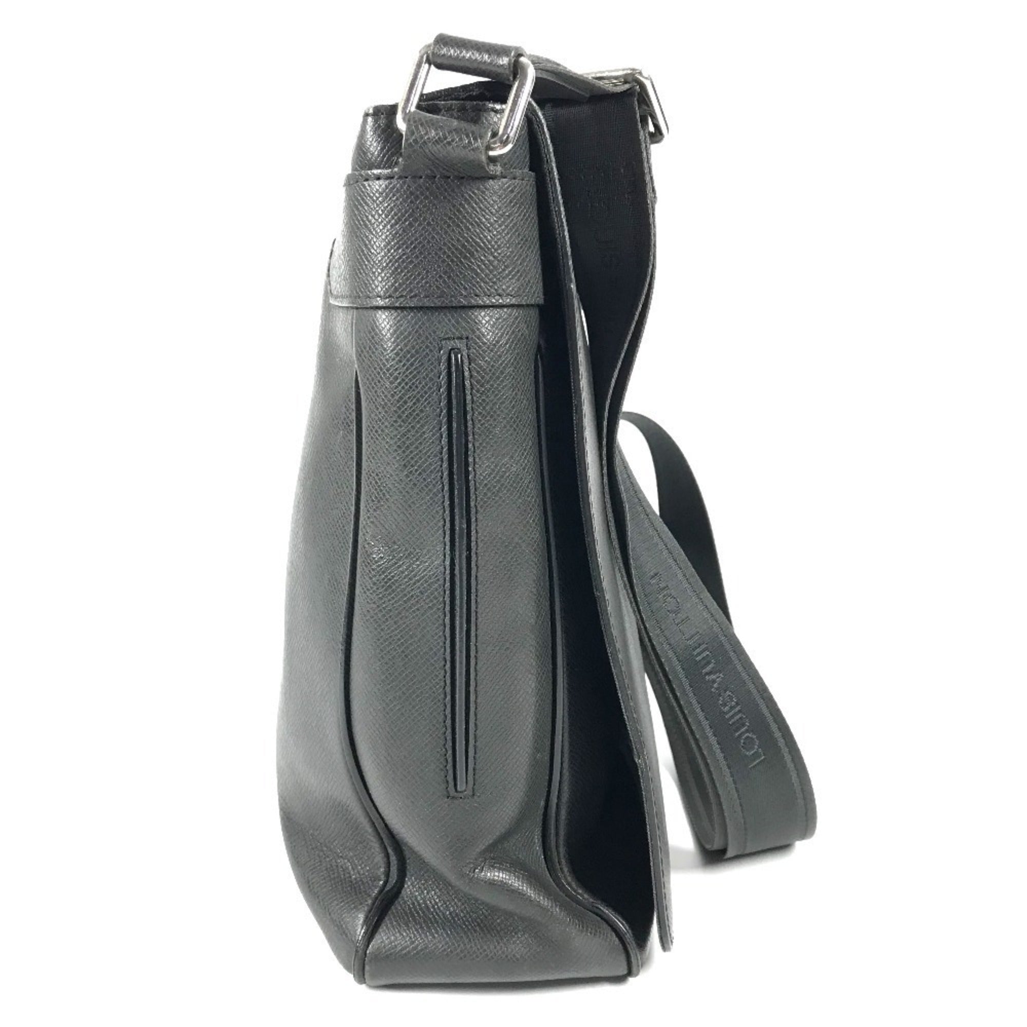 Louis Vuitton Ardoise Black Taiga Leather Leather Messenger Bag Shoulder Bag (Pre-Owned)