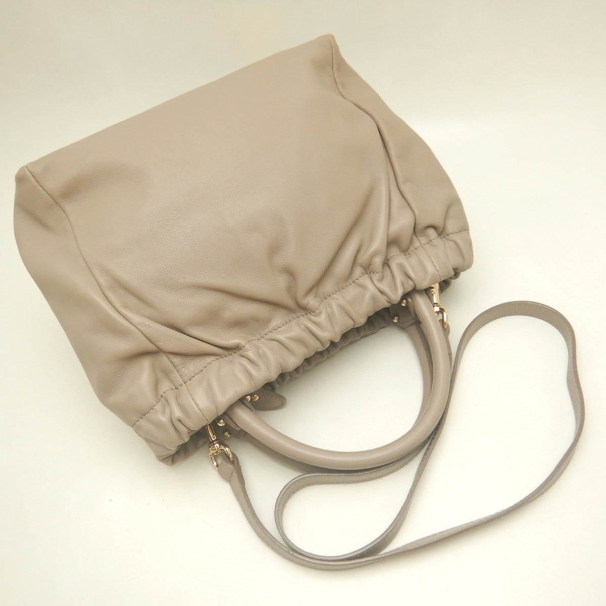 Salvatore Ferragamo Vara Light Beige Leather Handbag (Pre-Owned)
