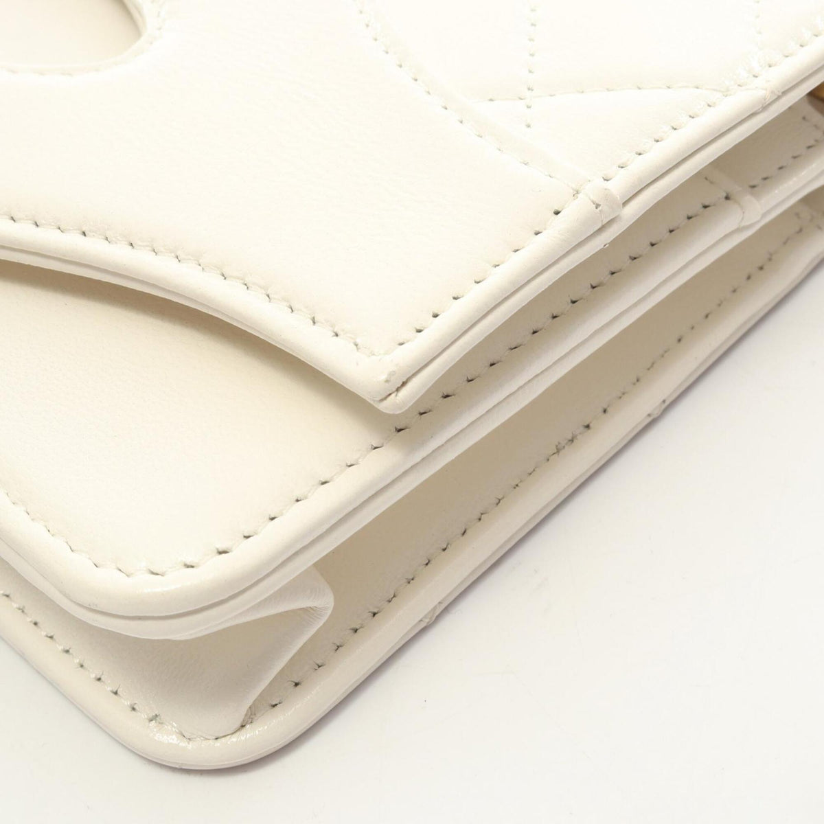 Chanel Matelasse White Leather Shoulder Bag (Pre-Owned)