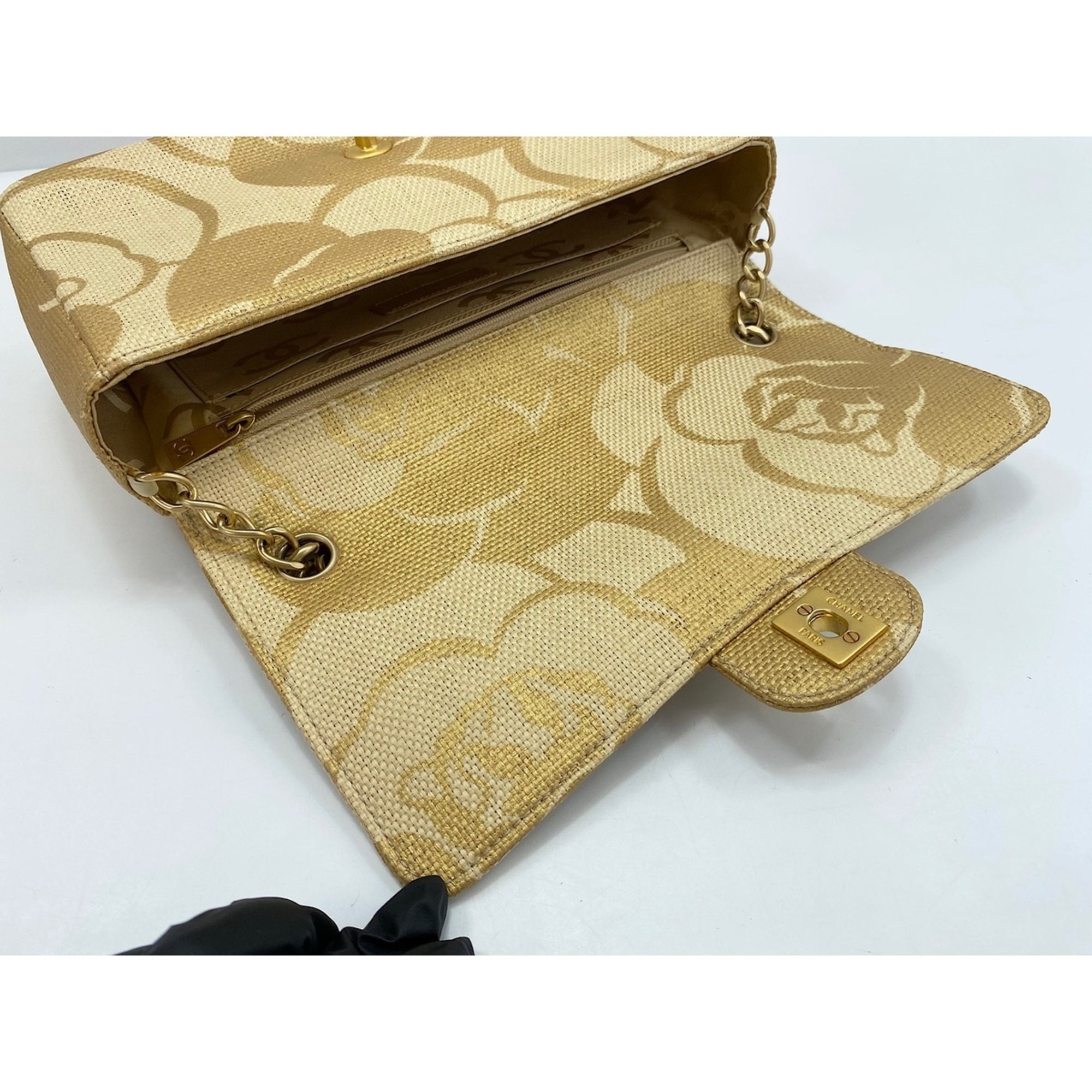 Chanel Beige Raffia Shoulder Bag (Pre-Owned)