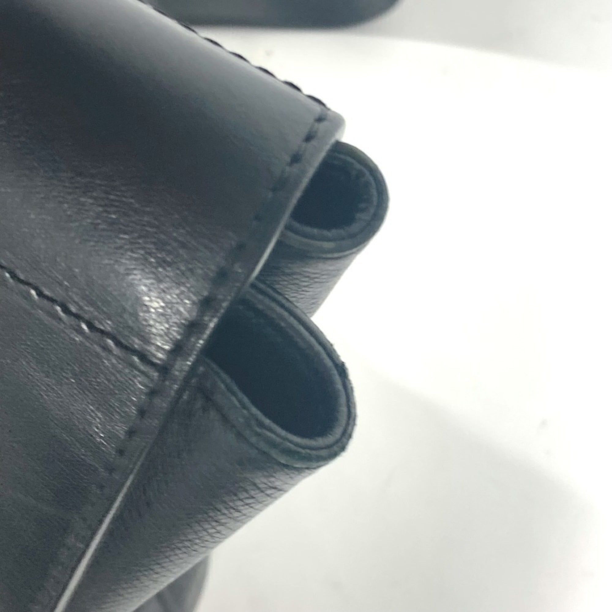 Louis Vuitton Black Taiga Leather Handbag Shoulder Bag (Pre-Owned)