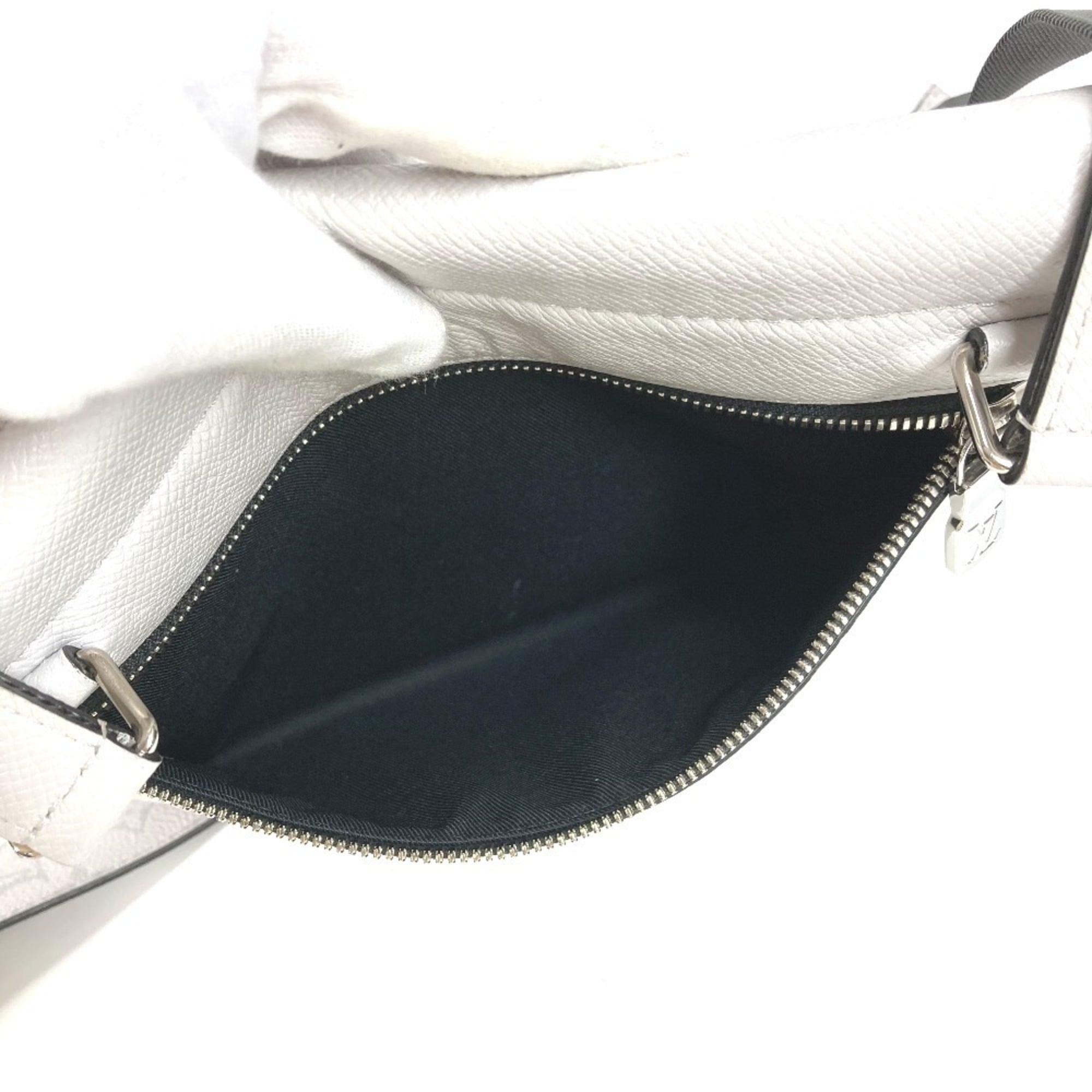 Louis Vuitton White Taigarama Shoulder Bag (Pre-Owned)