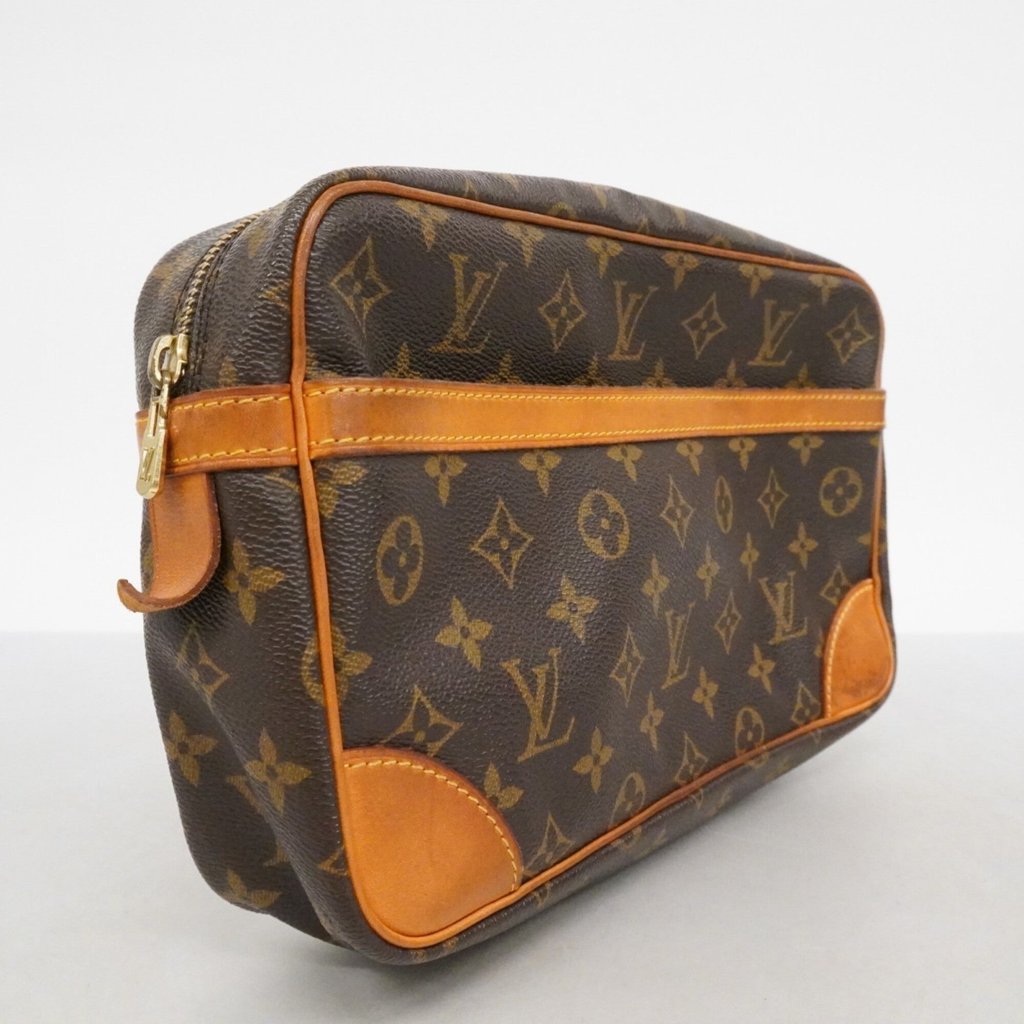 Louis Vuitton Brown Clutch Bag (Pre-Owned)