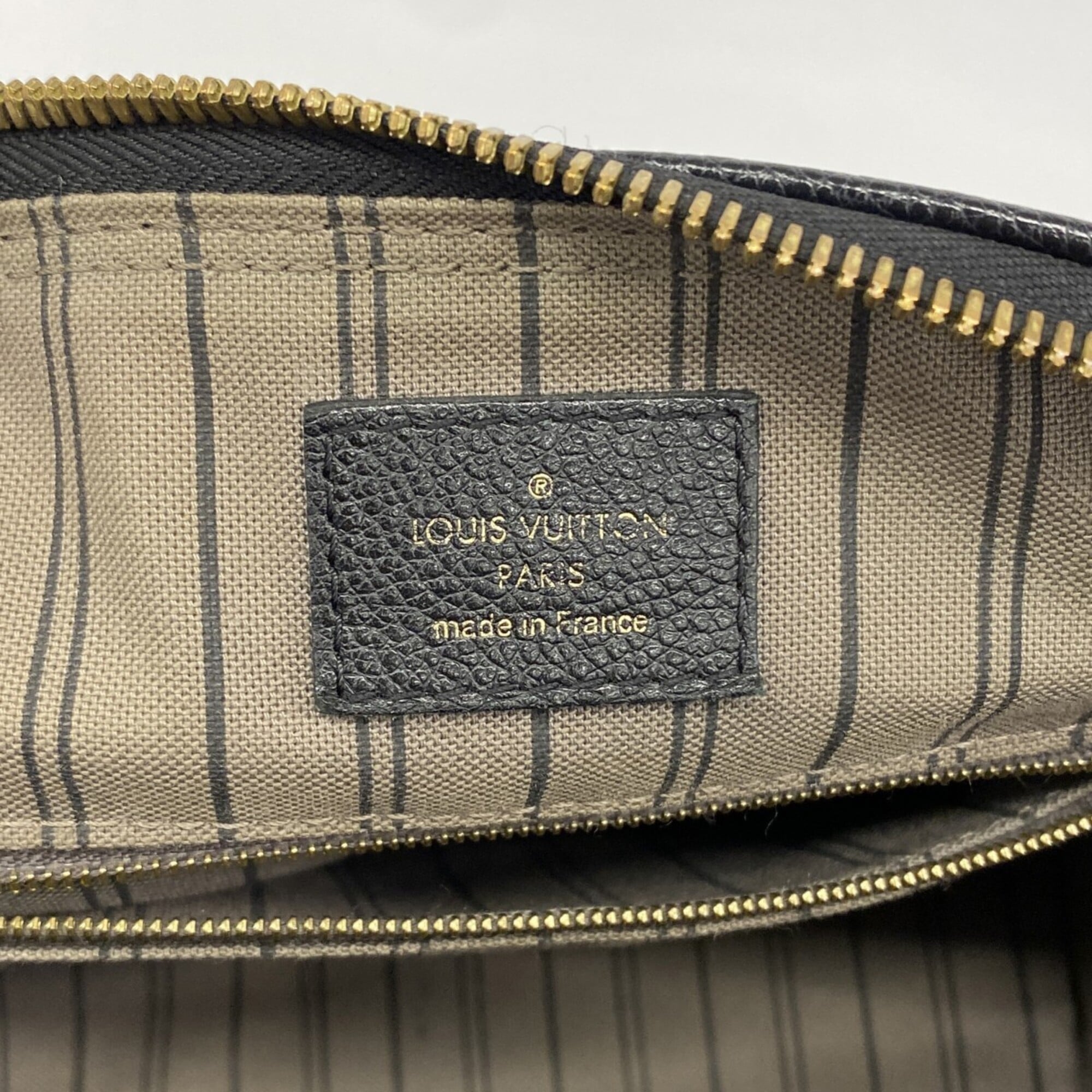 Louis Vuitton Noir Handbag (Pre-Owned)