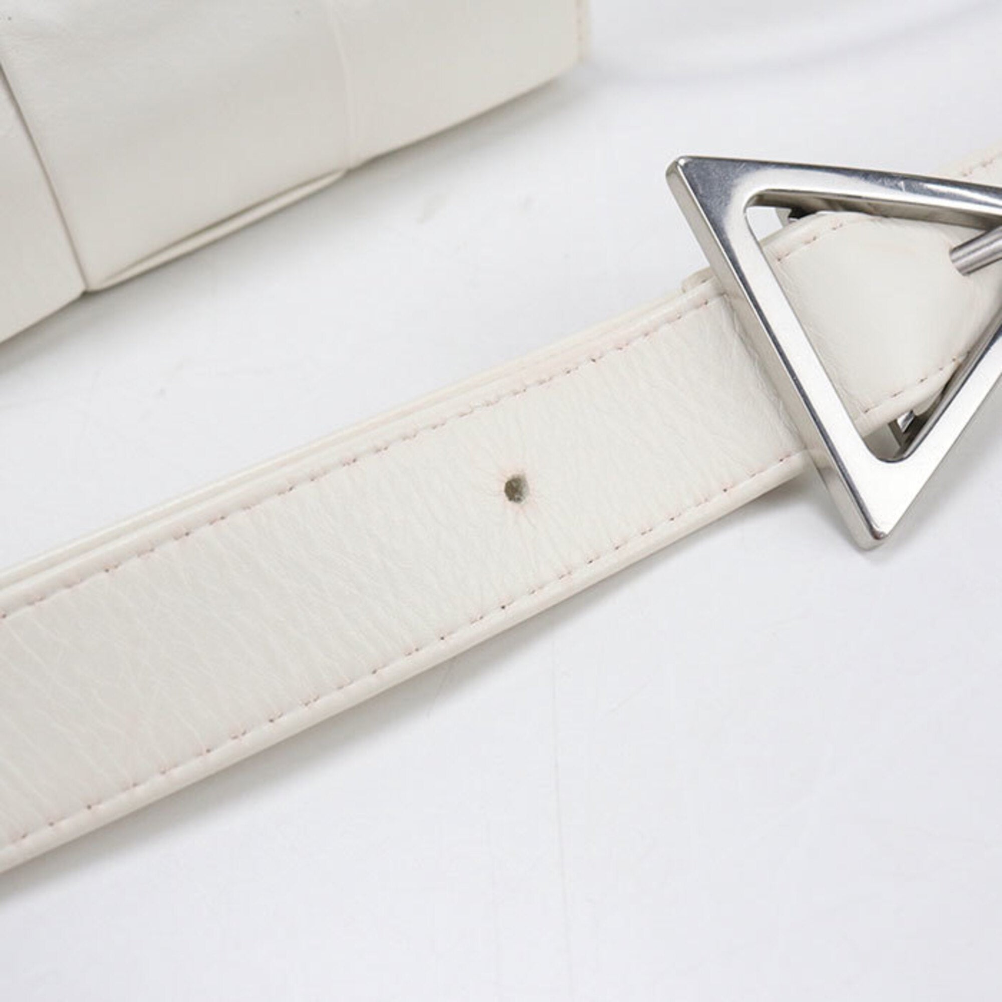 Bottega Veneta White Leather Shoulder Bag (Pre-Owned)