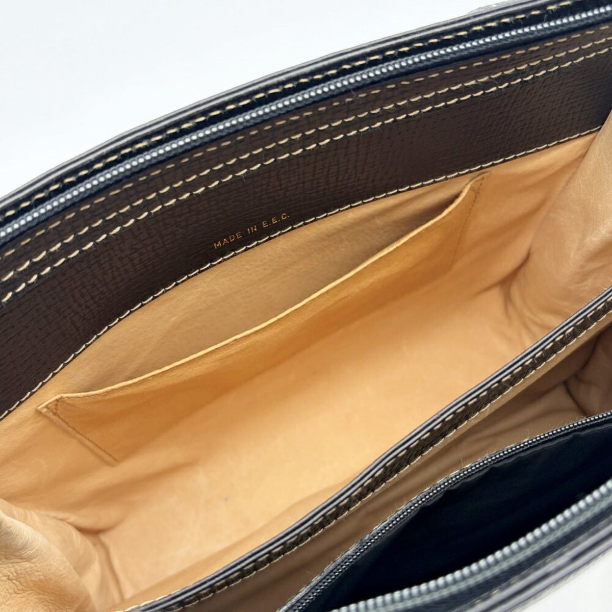 Loewe Barcelona Black Leather Shoulder Bag (Pre-Owned)
