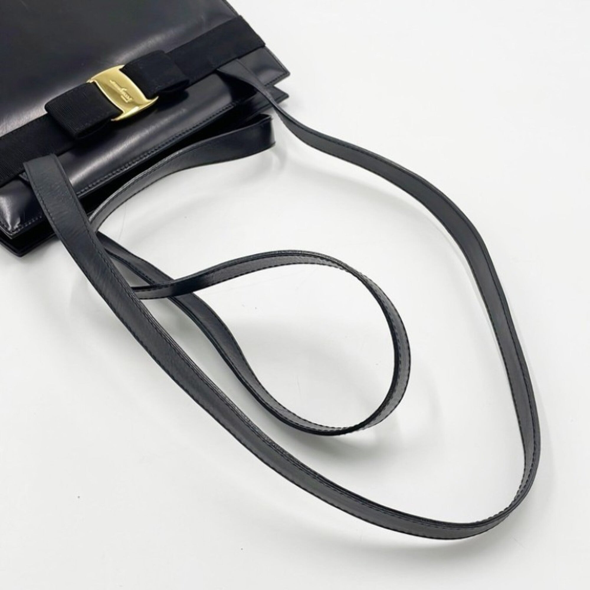 Salvatore Ferragamo Black Leather Shoulder Bag (Pre-Owned)