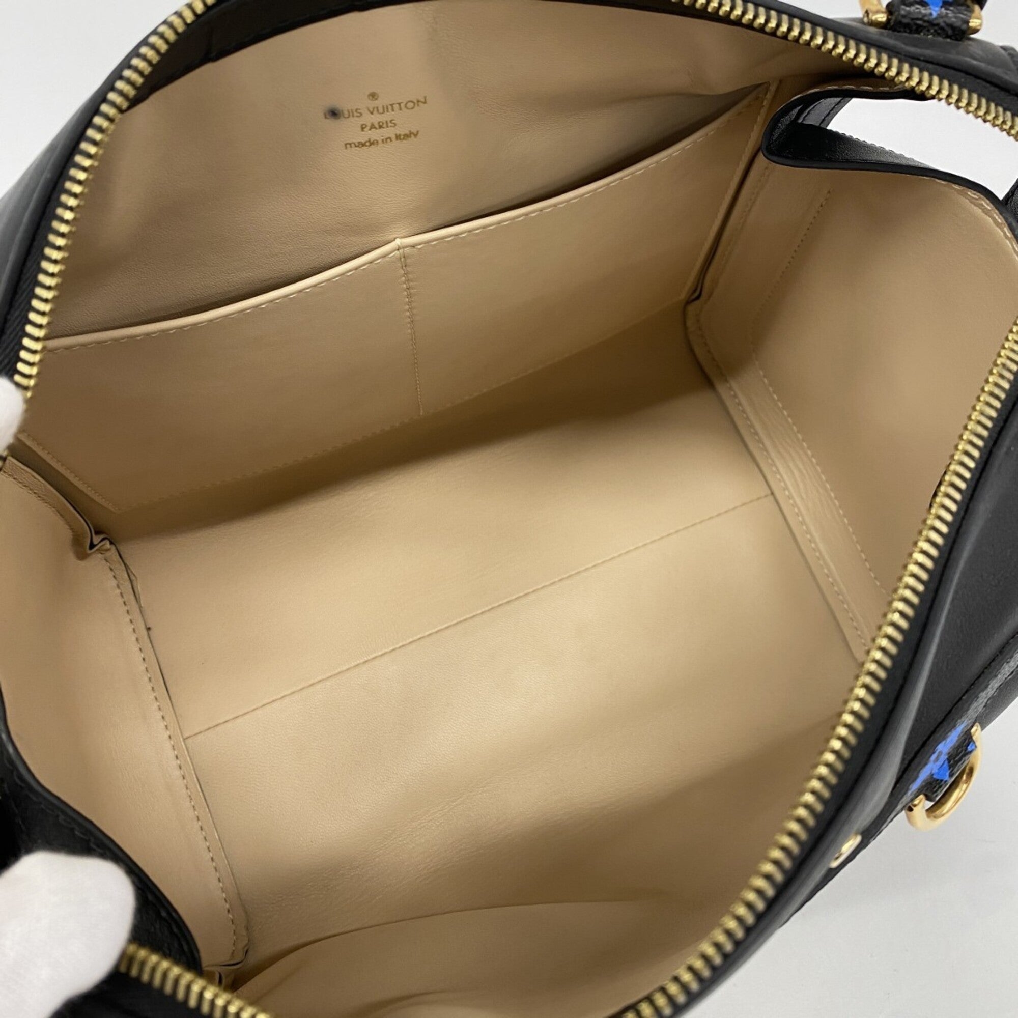 Louis Vuitton Noir Shoulder Bag (Pre-Owned)