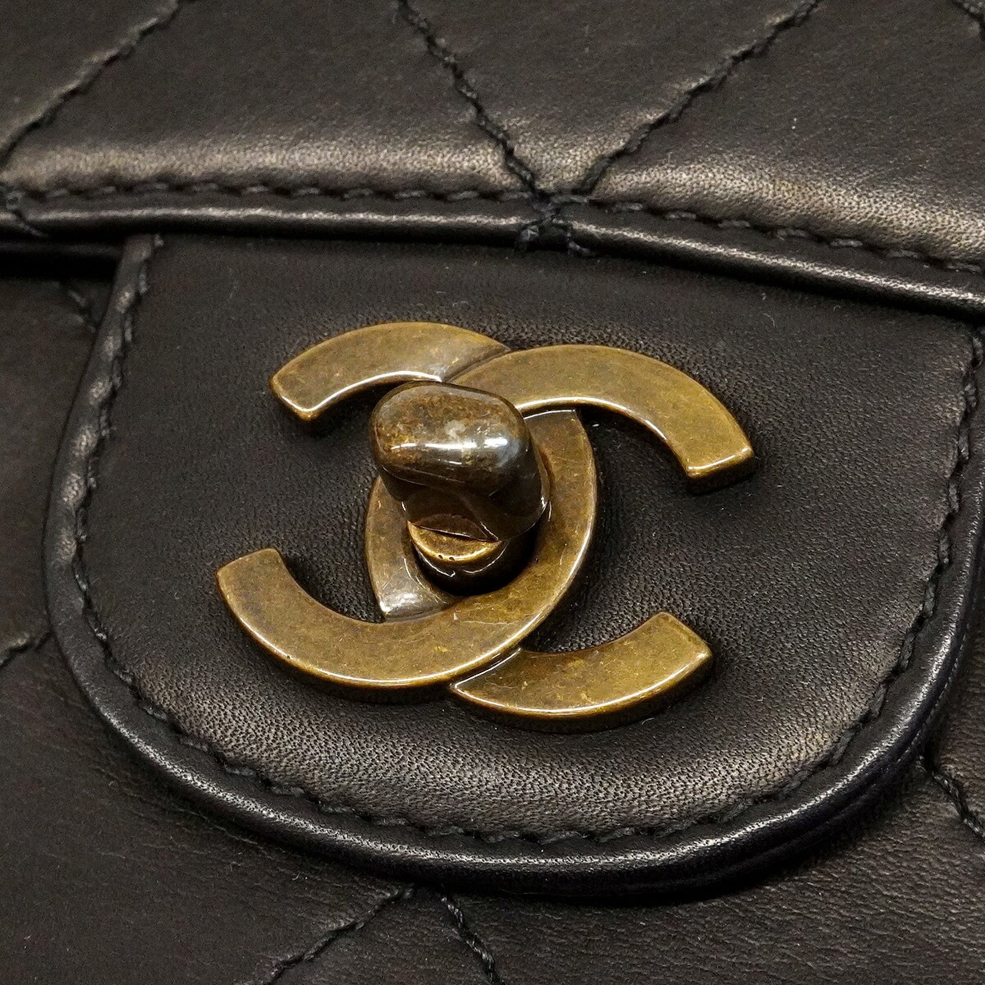 Chanel Black Leather Shoulder Bag (Pre-Owned)