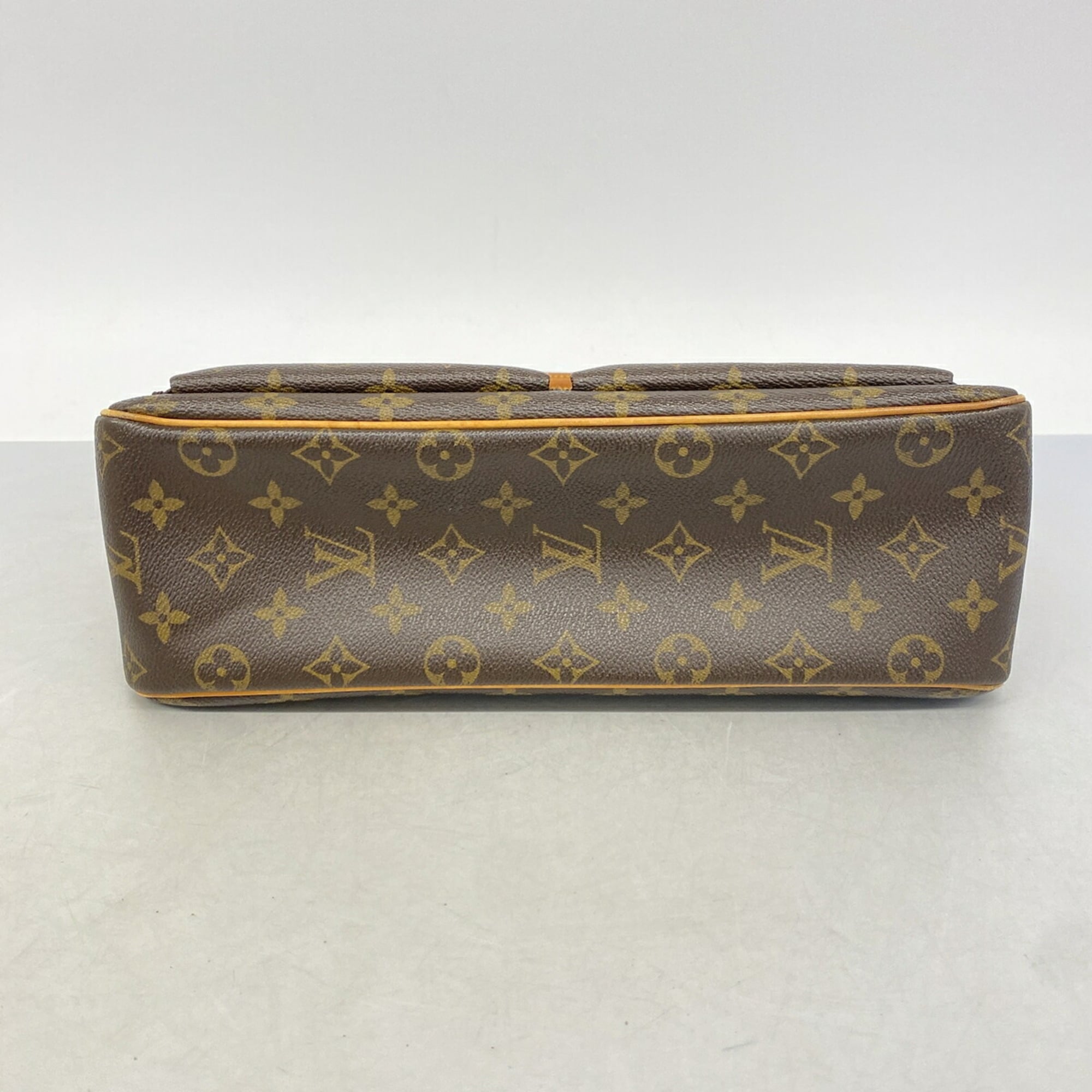 Louis Vuitton Brown Shoulder Bag (Pre-Owned)