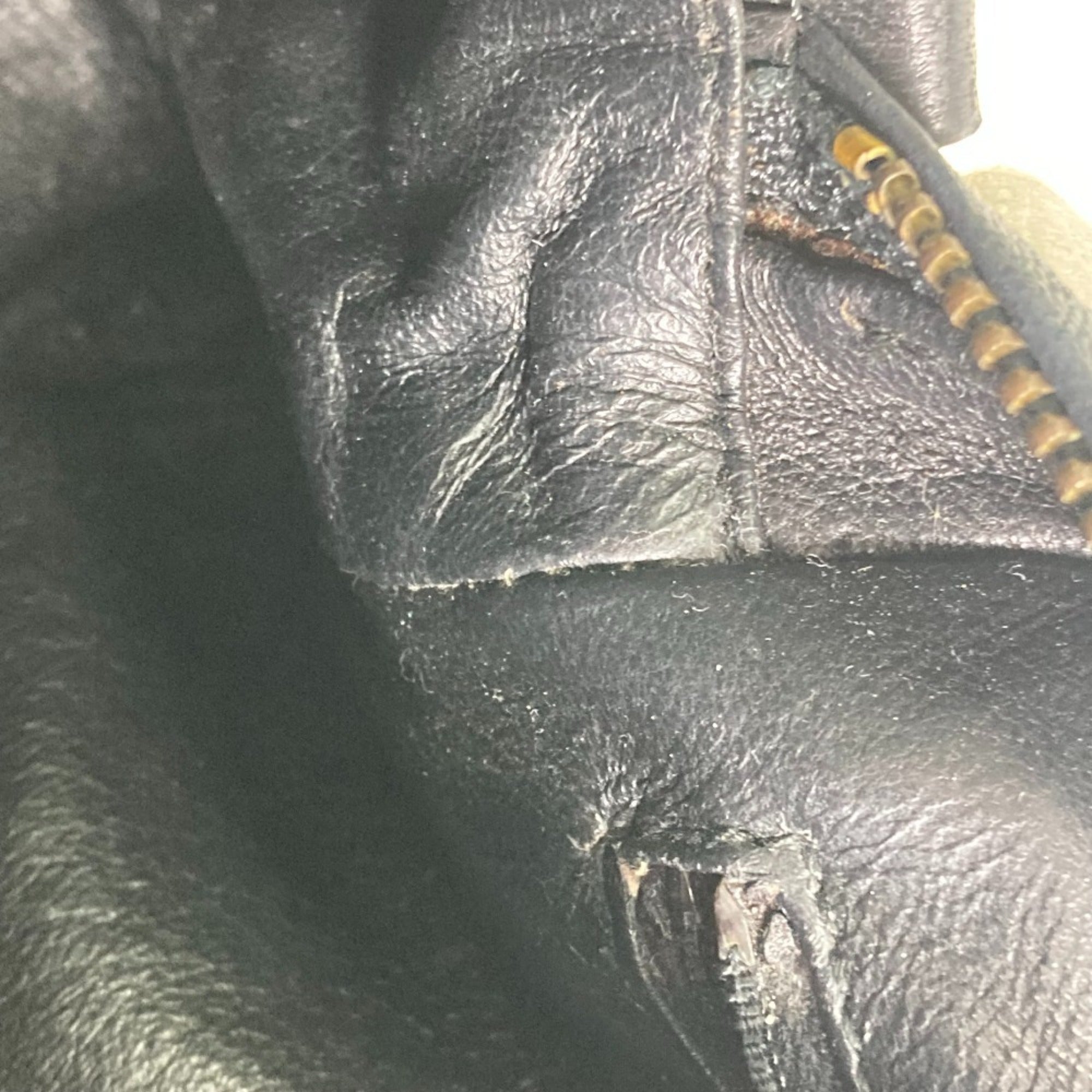 Chanel Black Leather Pochette Shoulder Bag (Pre-Owned)