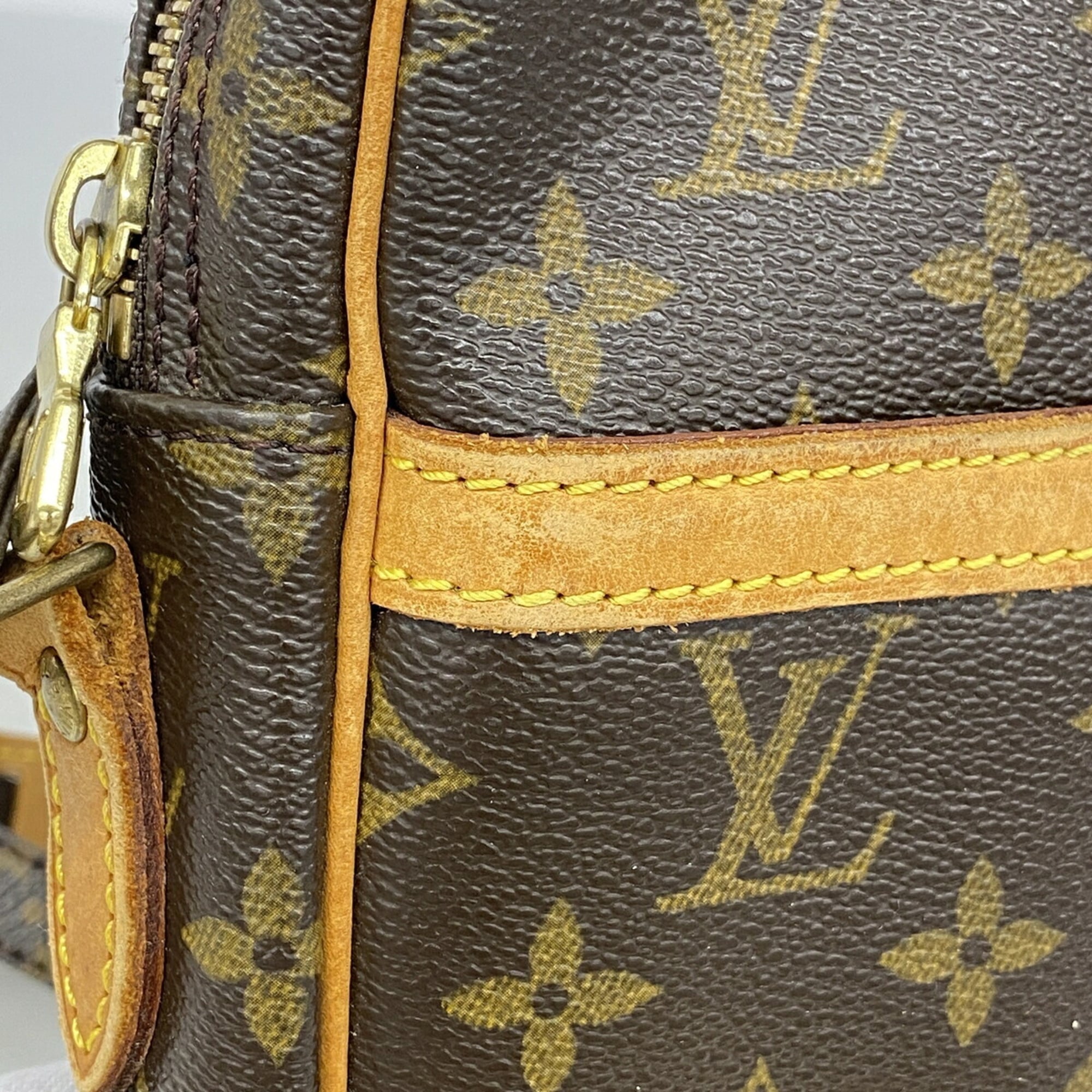 Louis Vuitton Brown Shoulder Bag (Pre-Owned)