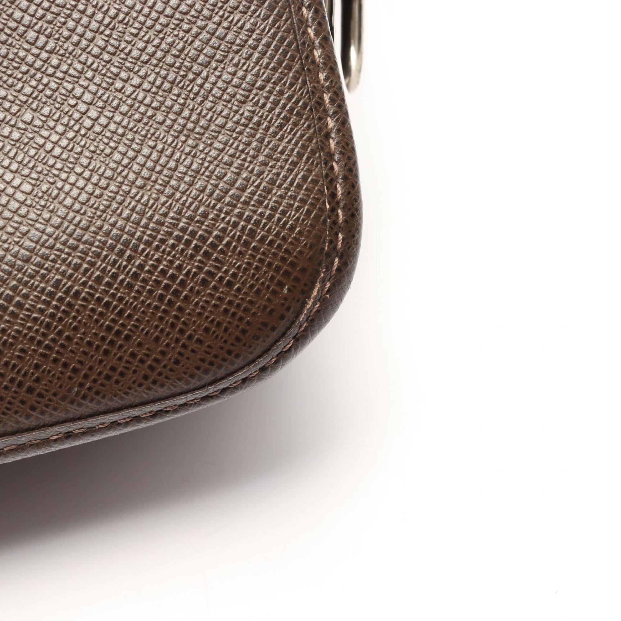Louis Vuitton Brown Grizzly Taiga Leather Shoulder Bag (Pre-Owned)