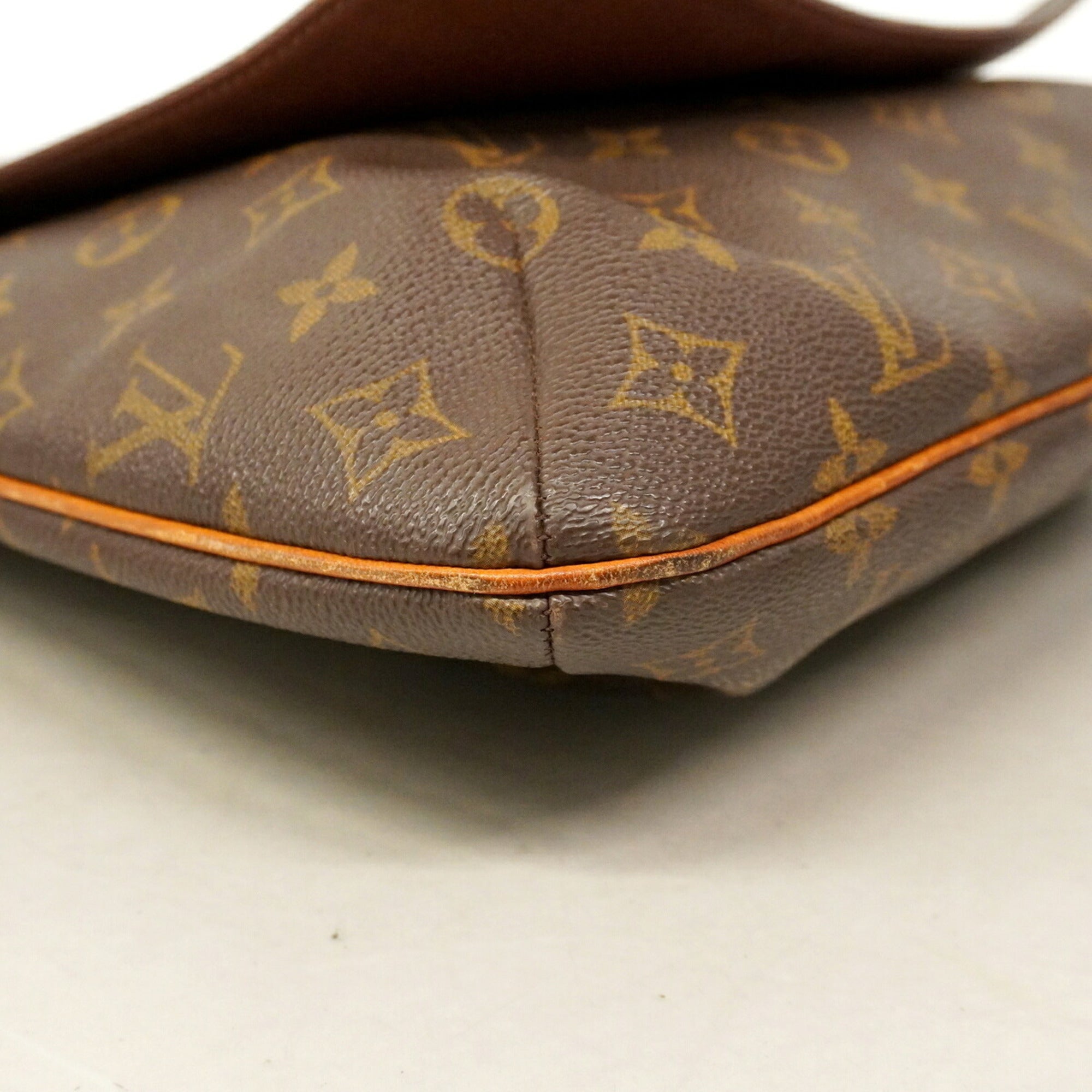 Louis Vuitton Brown Shoulder Bag (Pre-Owned)
