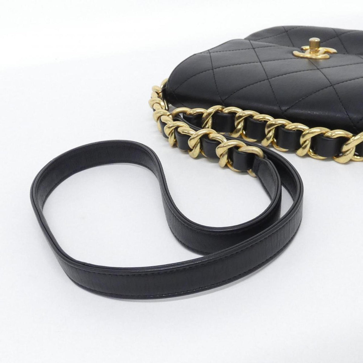 Chanel Black Leather Shoulder Bag (Pre-Owned)