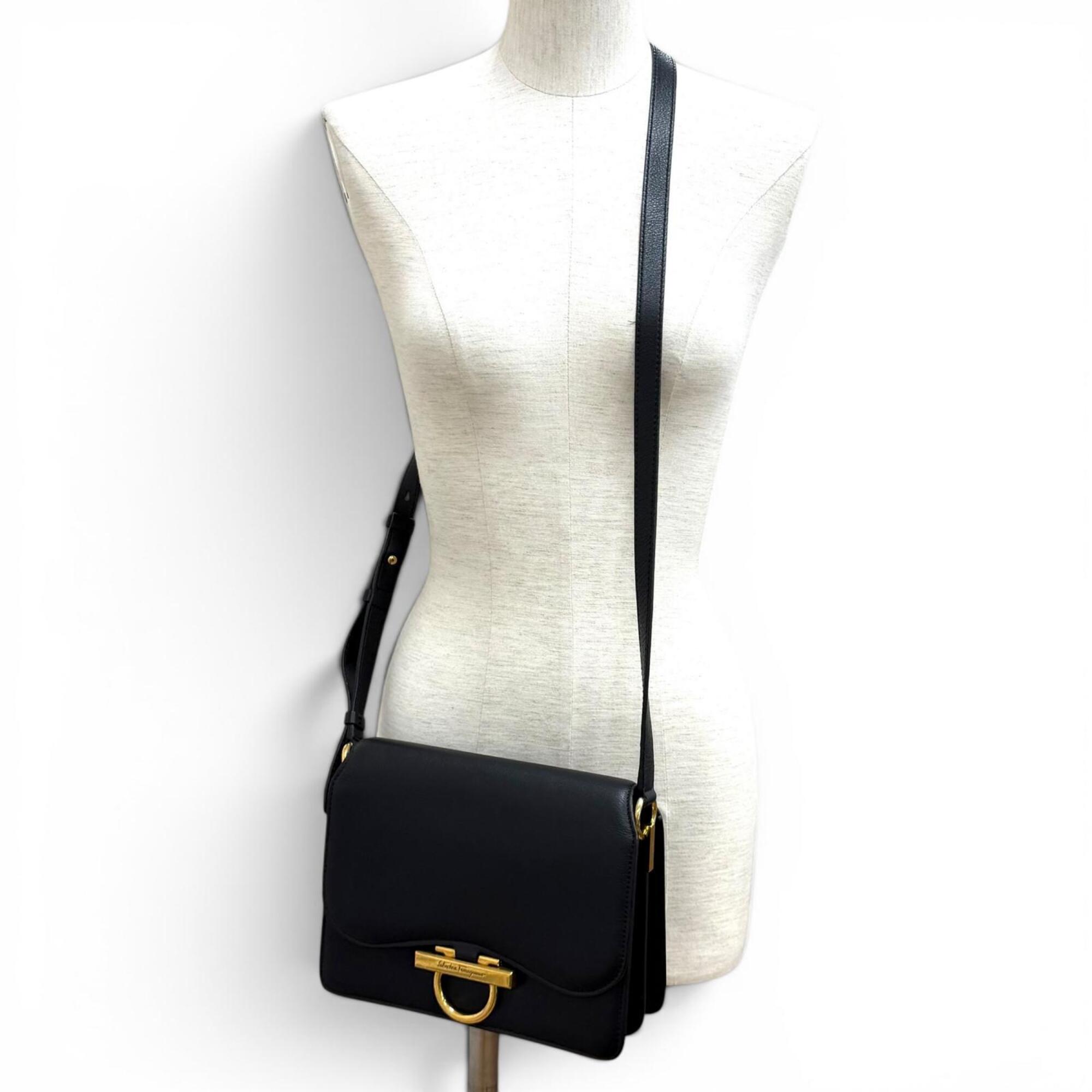 Salvatore Ferragamo Black Leather Shoulder Bag (Pre-Owned)