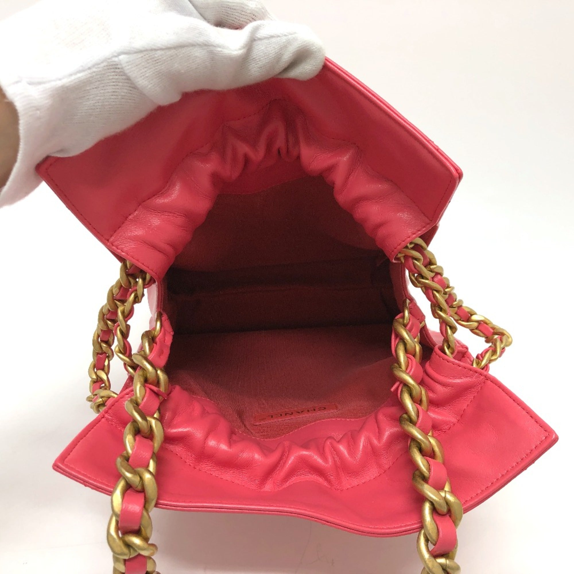 Chanel Pink Leather Handbag (Pre-Owned)