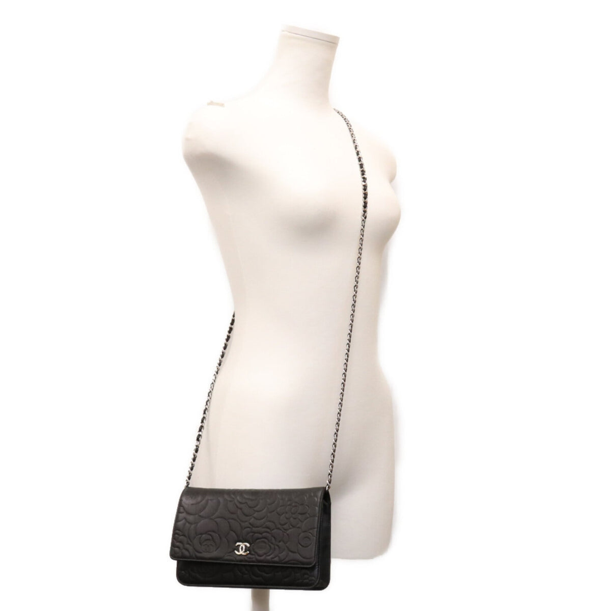 Chanel Black Leather Shoulder Bag (Pre-Owned)