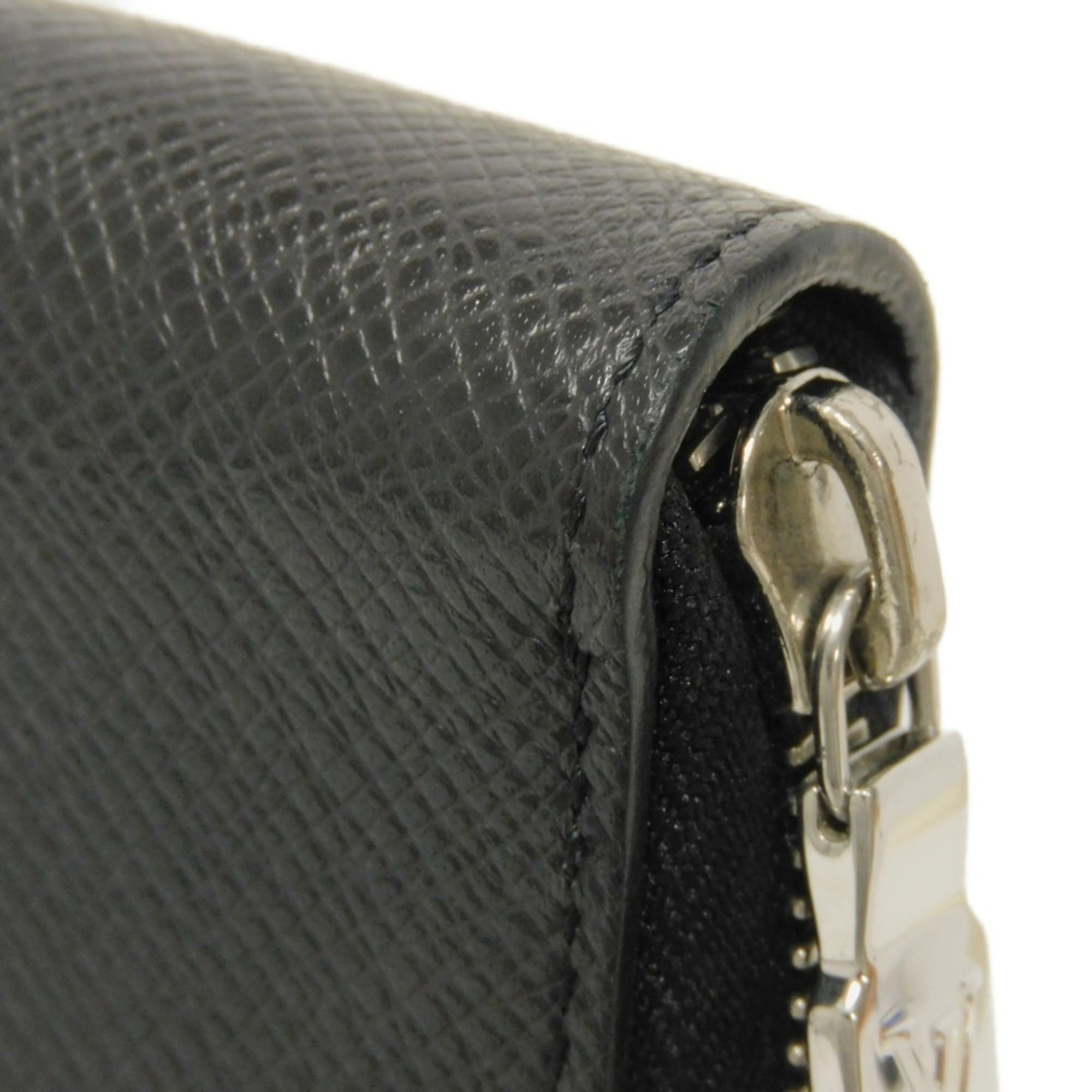 Louis Vuitton Taiga Black Noir Taiga Leather Leather Long Wallet (Bi-Fold) (Pre-Owned)