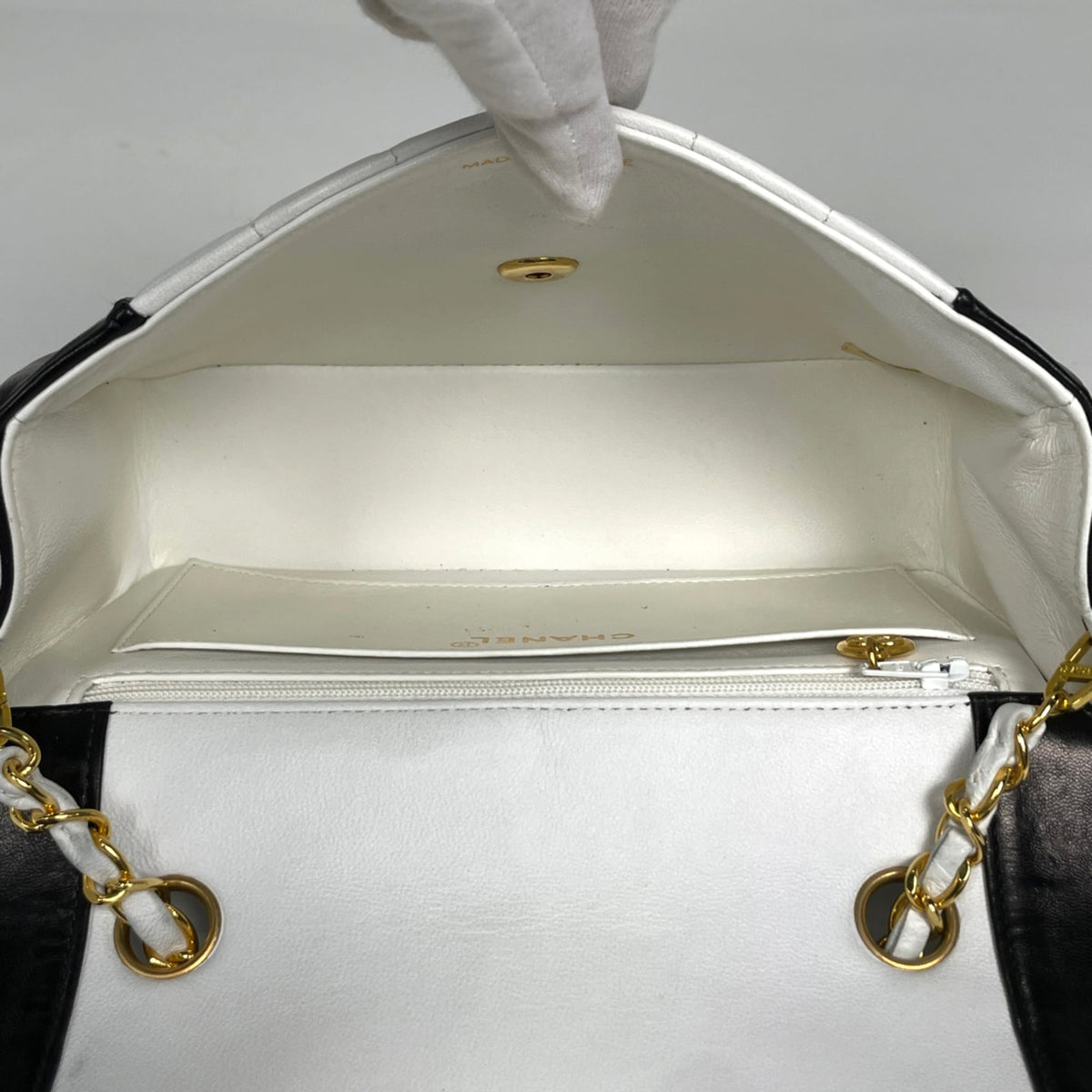 Chanel Black White Leather Shoulder Bag (Pre-Owned)