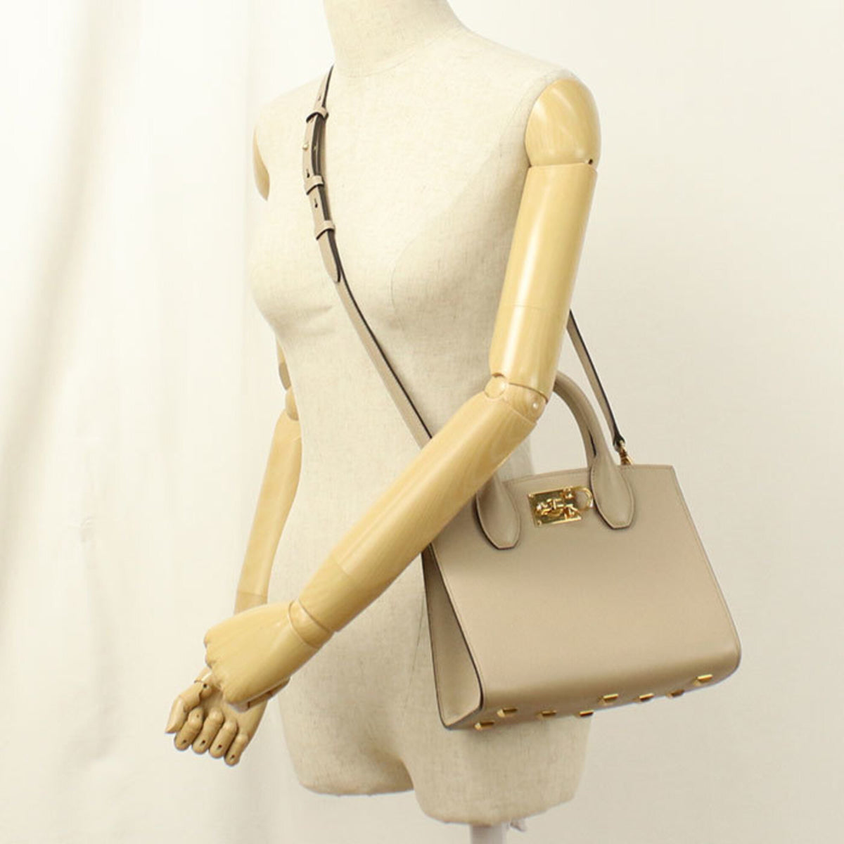 Salvatore Ferragamo Beige Leather Handbag (Pre-Owned)