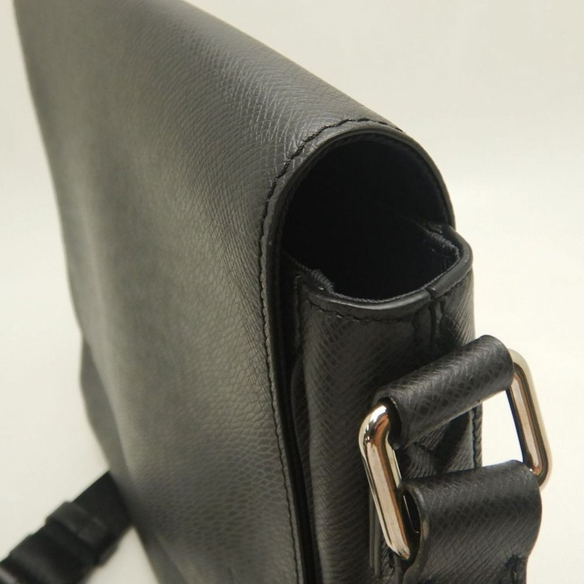 Louis Vuitton Noir Taiga Leather Shoulder Bag (Pre-Owned)