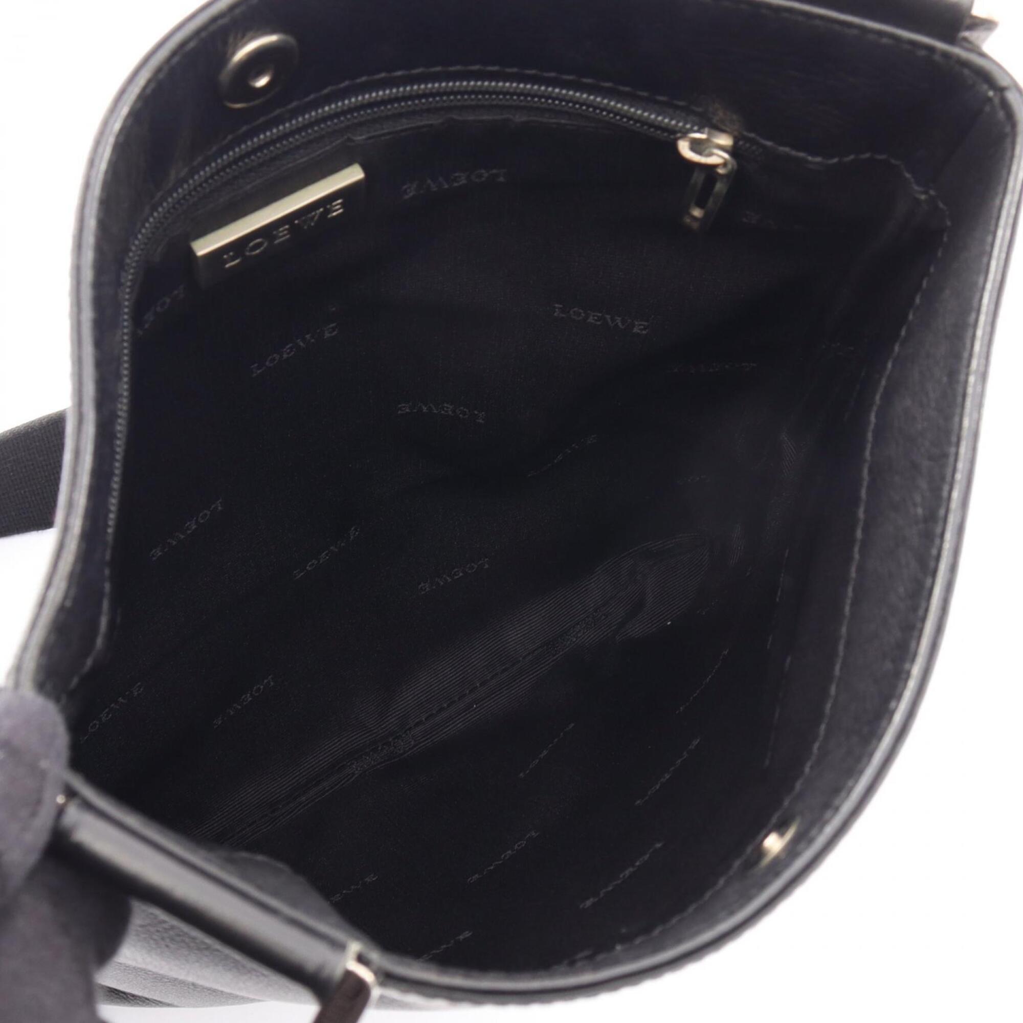 Loewe Black Leather Shoulder Bag (Pre-Owned)