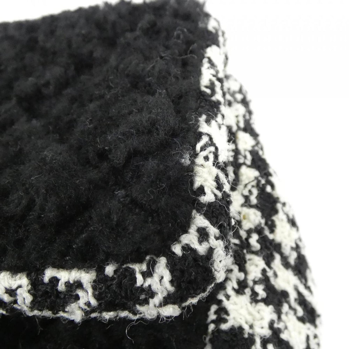 Chanel Black Tweed Leather Shoulder Bag (Pre-Owned)