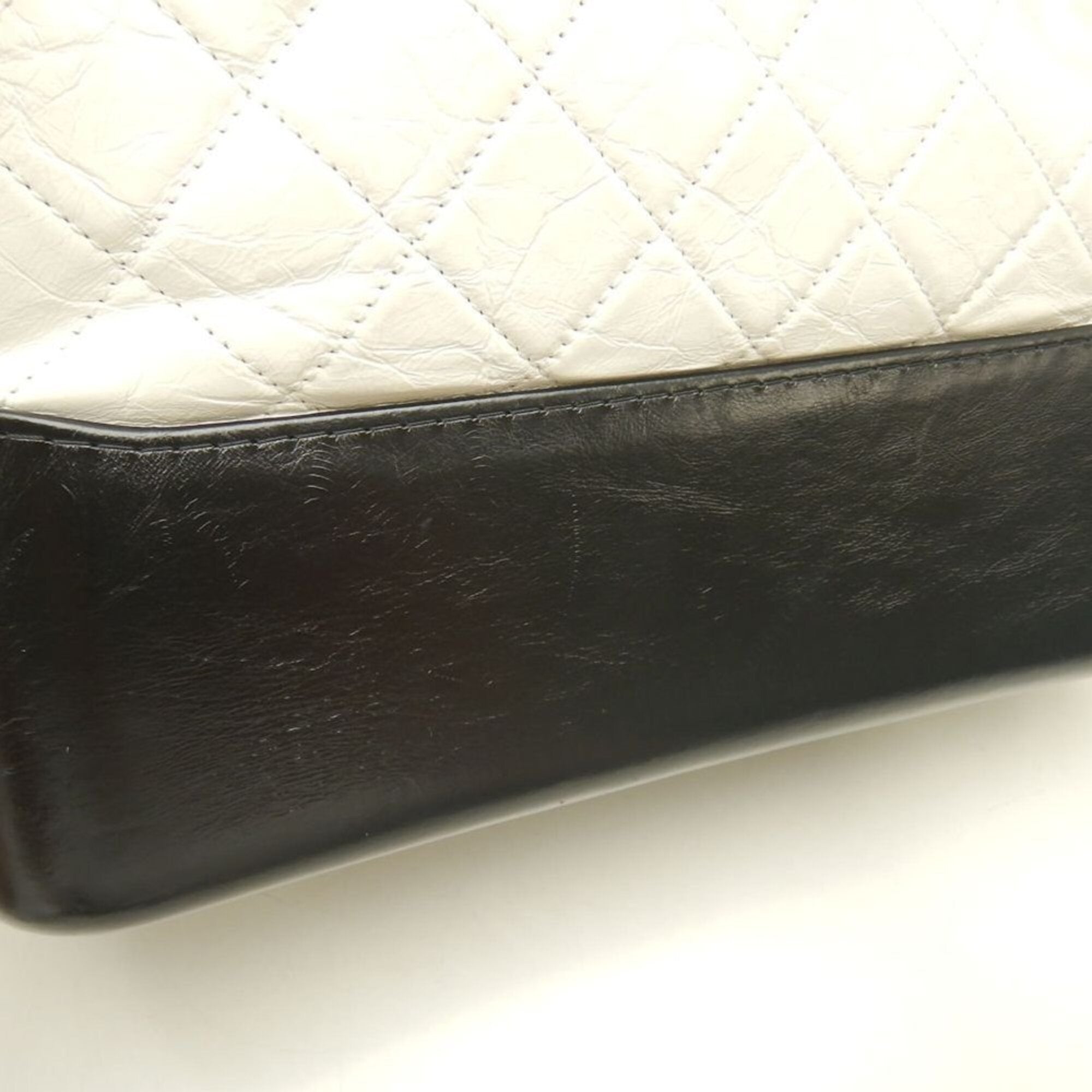 Chanel Black White Leather Shoulder Bag (Pre-Owned)