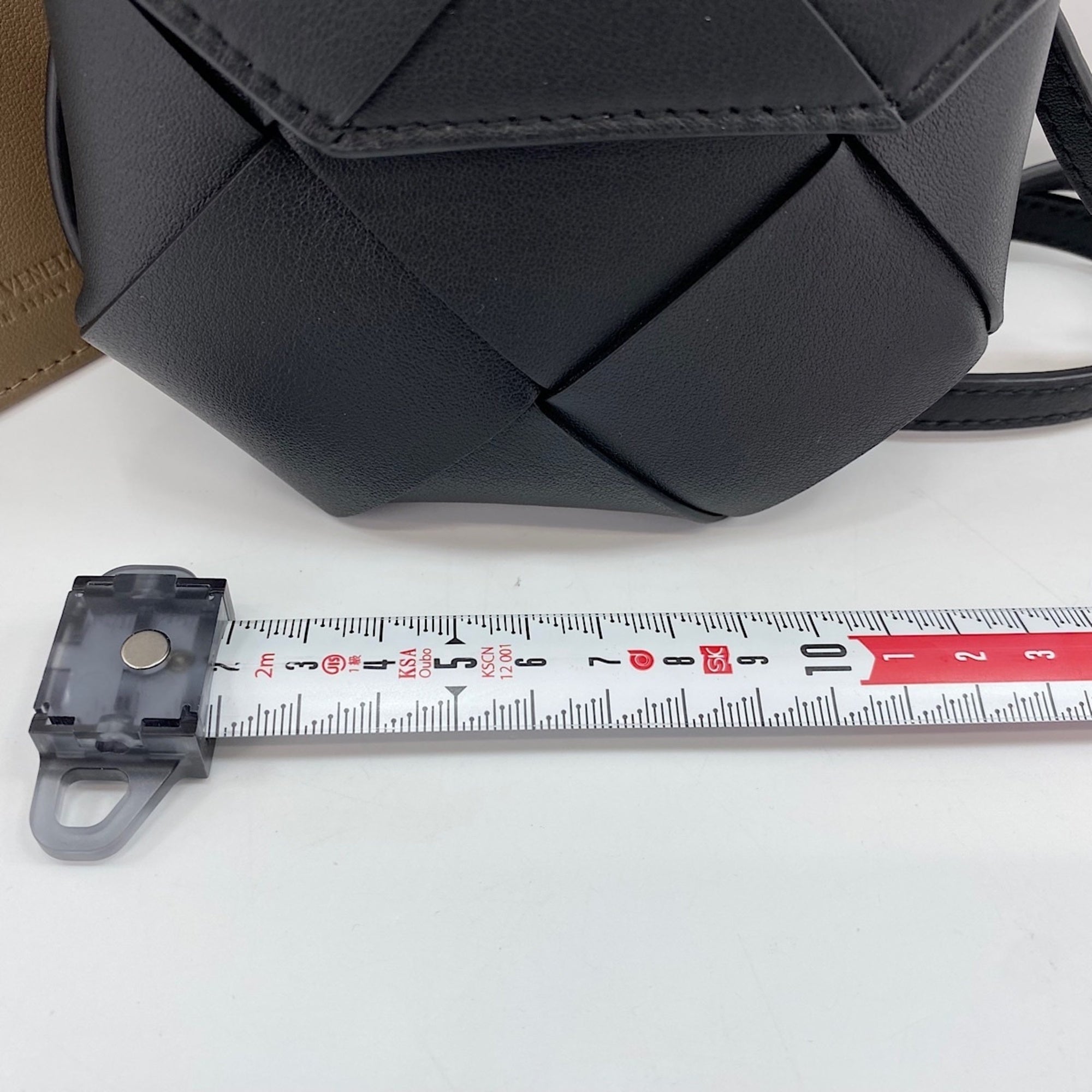 Bottega Veneta Black Pouch Shoulder Bag (Pre-Owned)