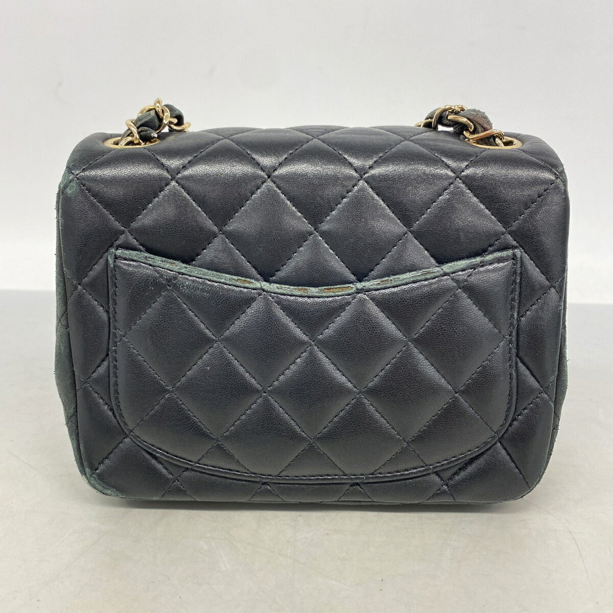 Chanel Black Leather Shoulder Bag (Pre-Owned)