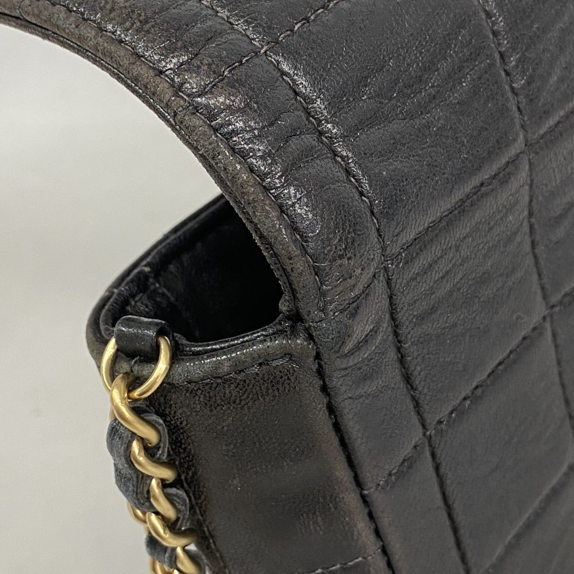 Chanel Black Leather Shoulder Bag (Pre-Owned)