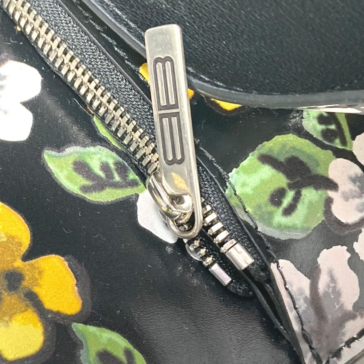 Balenciaga Black Leather Shoulder Bag (Pre-Owned)