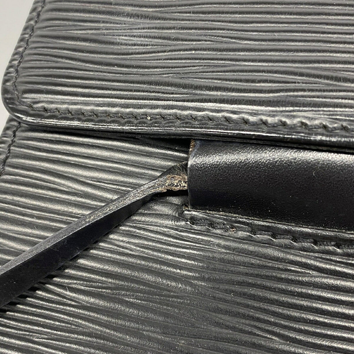 Louis Vuitton Noir Shoulder Bag (Pre-Owned)
