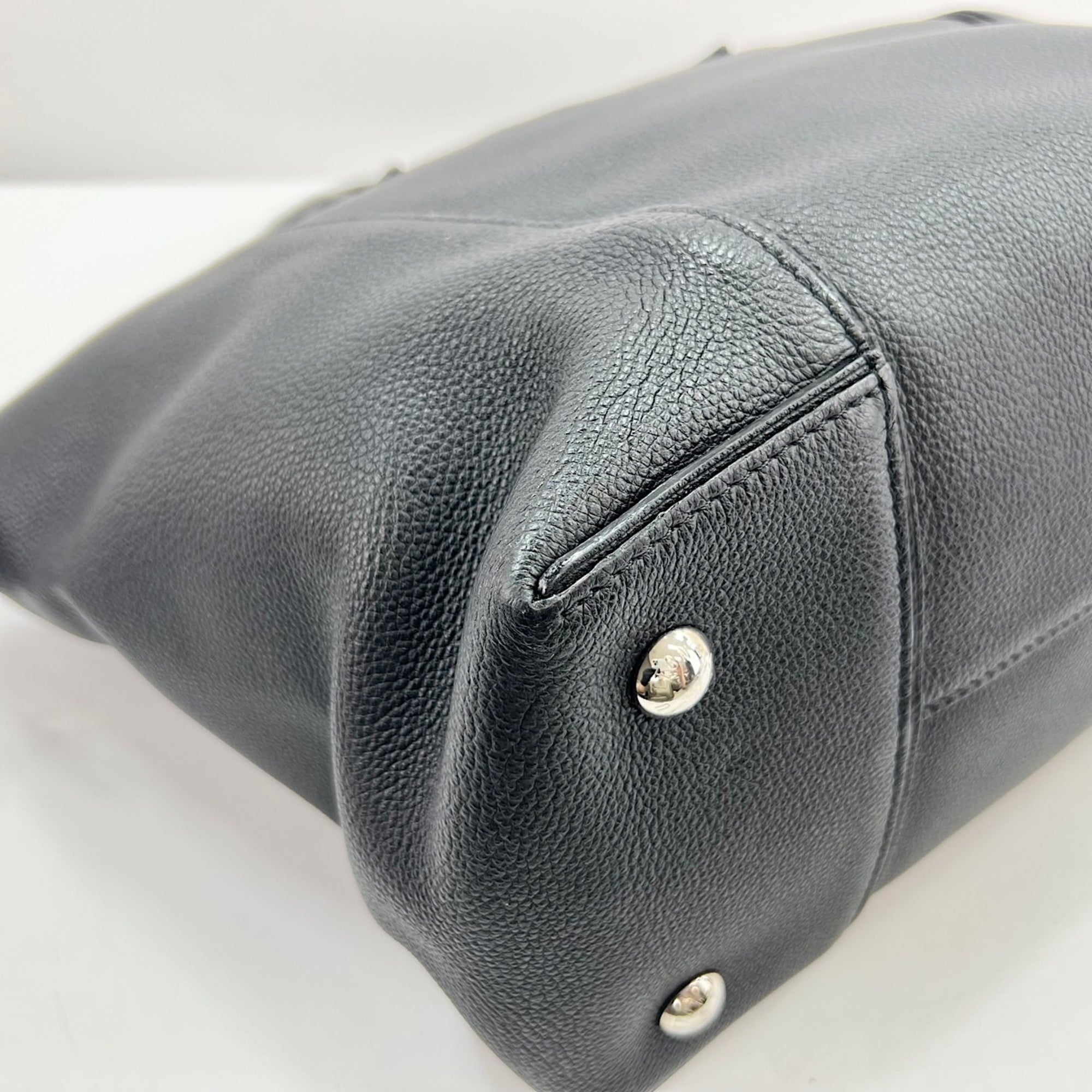 Louis Vuitton Black Handbag (Pre-Owned)