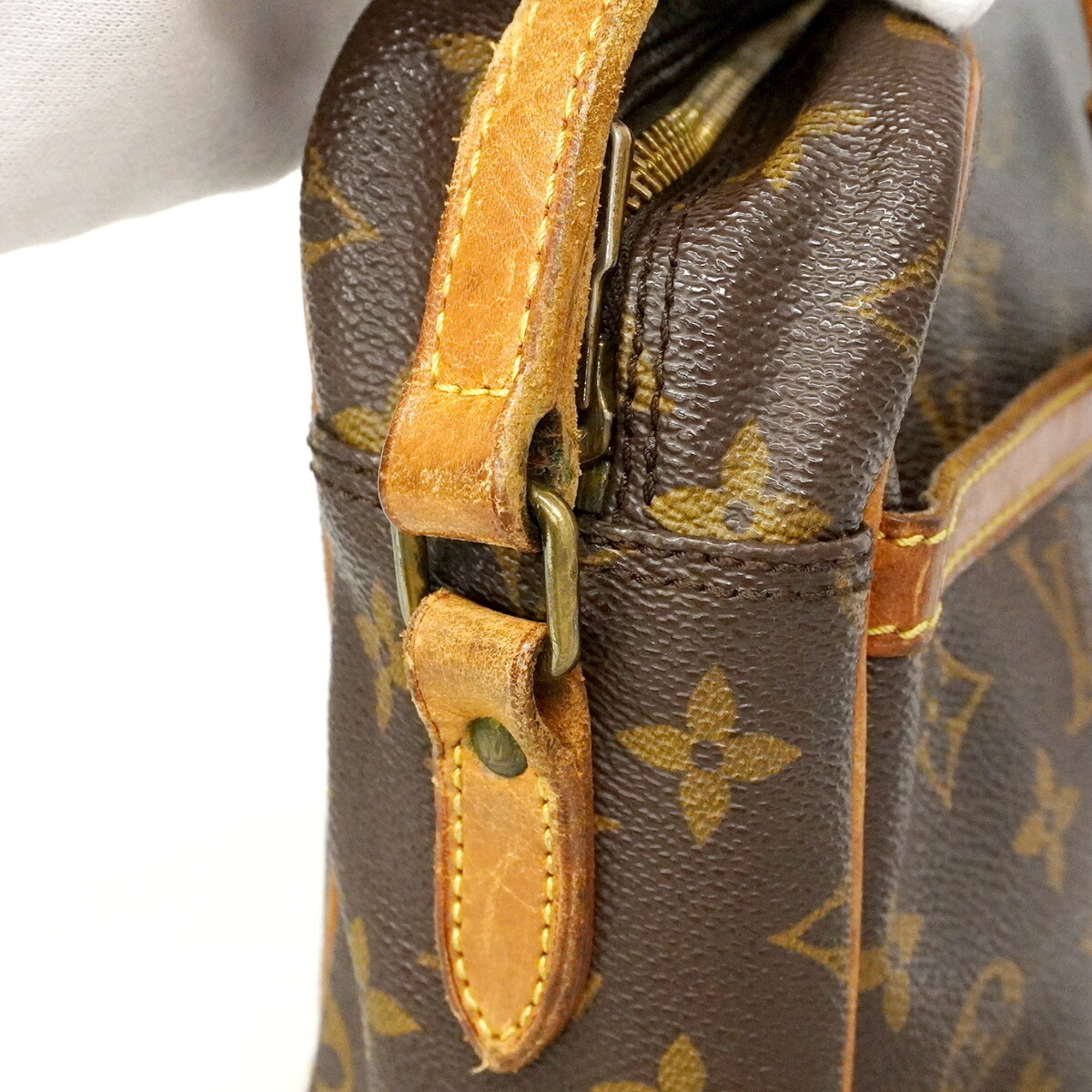 Louis Vuitton Brown Shoulder Bag (Pre-Owned)