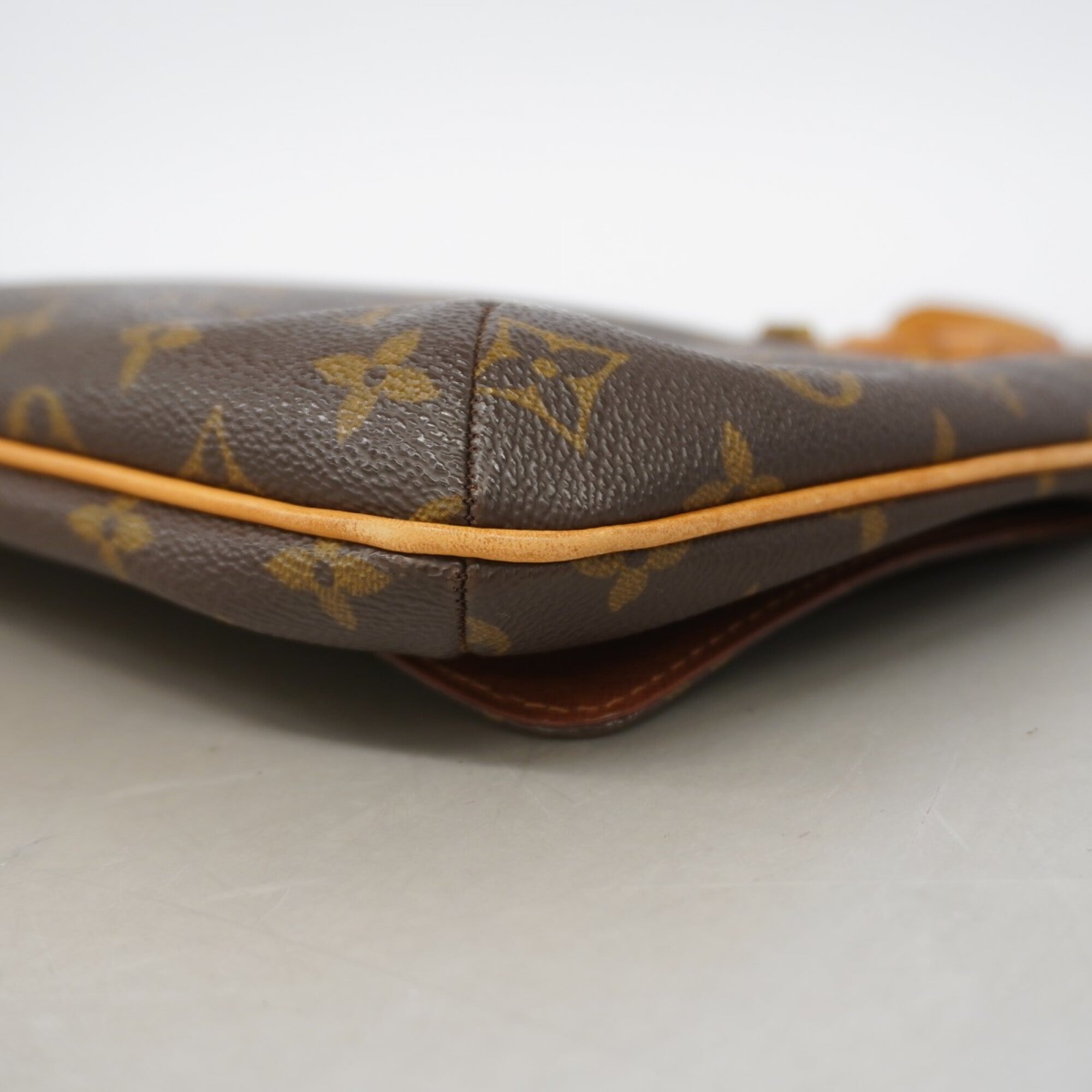 Louis Vuitton Brown Shoulder Bag (Pre-Owned)