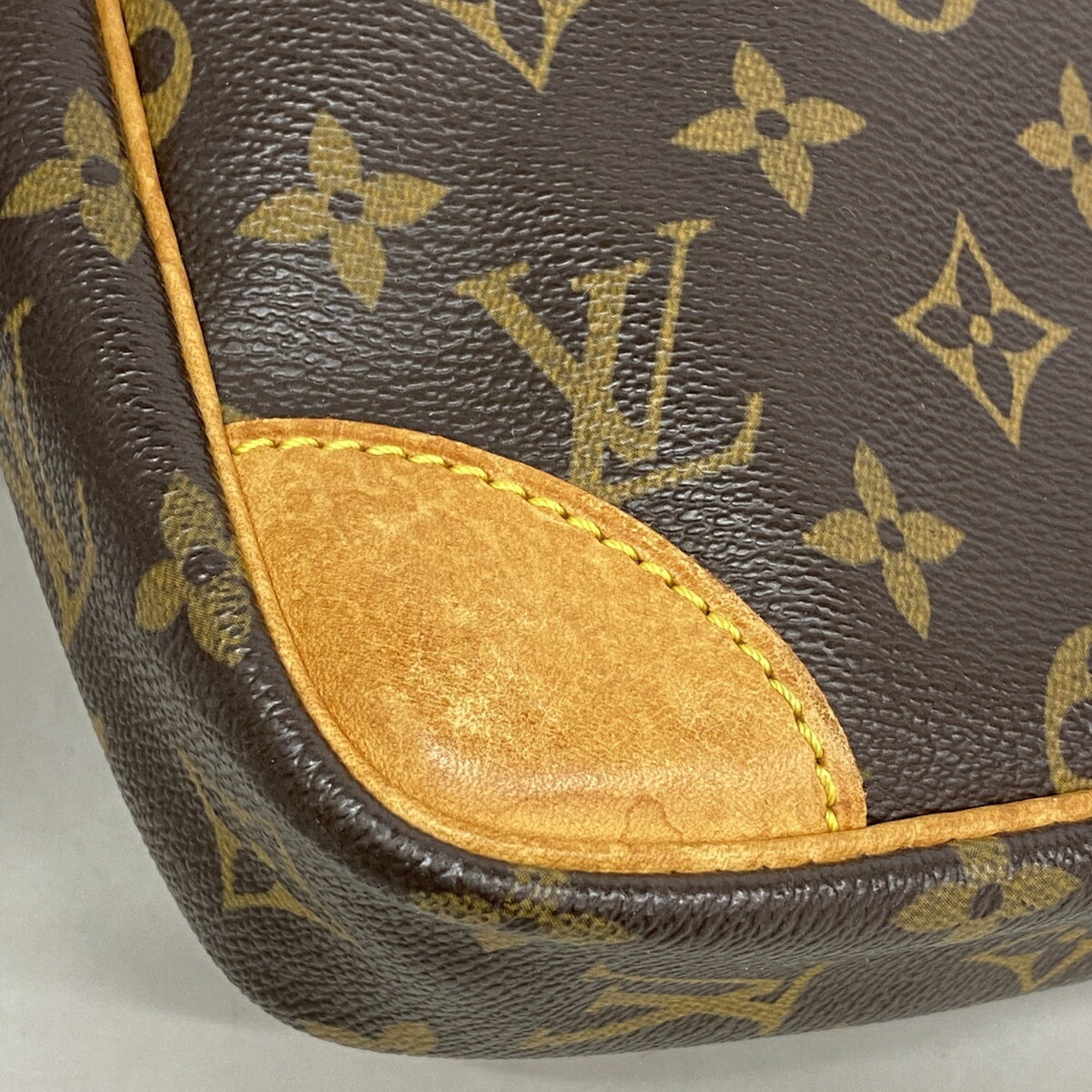 Louis Vuitton Brown Shoulder Bag (Pre-Owned)
