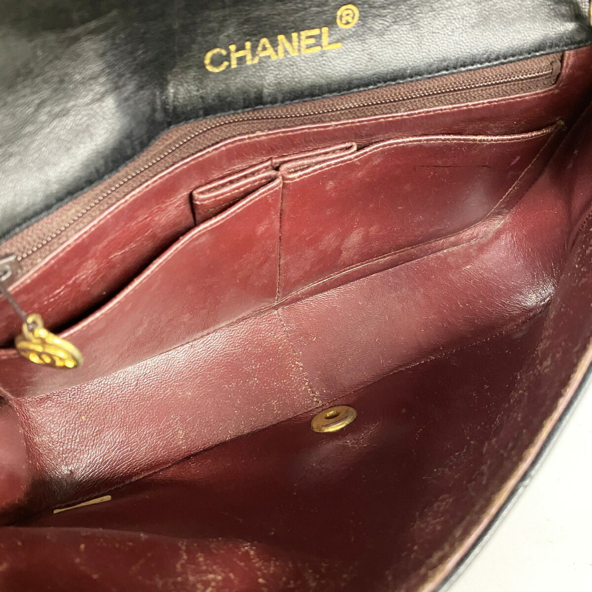Chanel Black Leather Shoulder Bag (Pre-Owned)