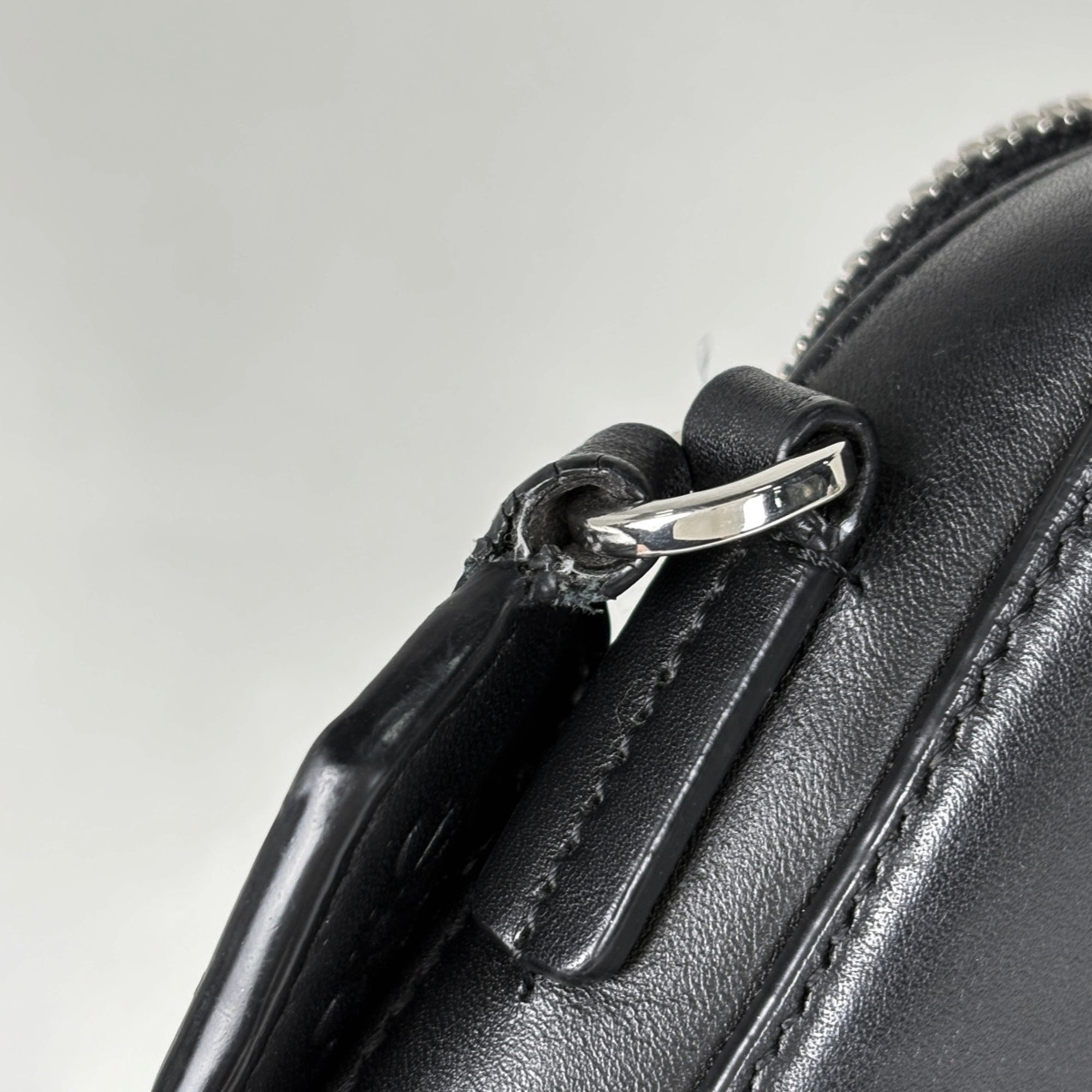 Loewe Black Leather Shoulder Bag (Pre-Owned)