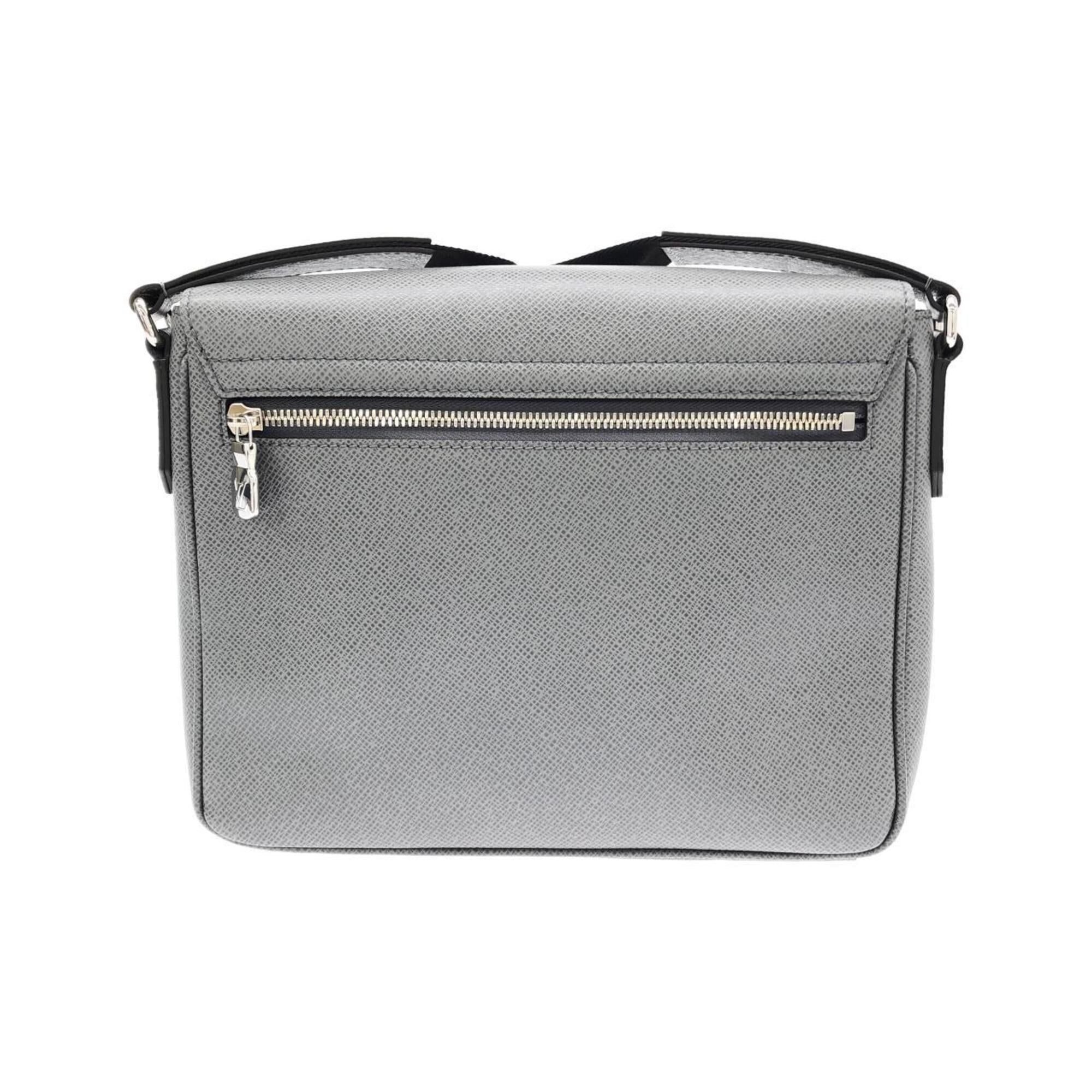 Louis Vuitton Taiga Glacier Leather Shoulder Bag (Pre-Owned)