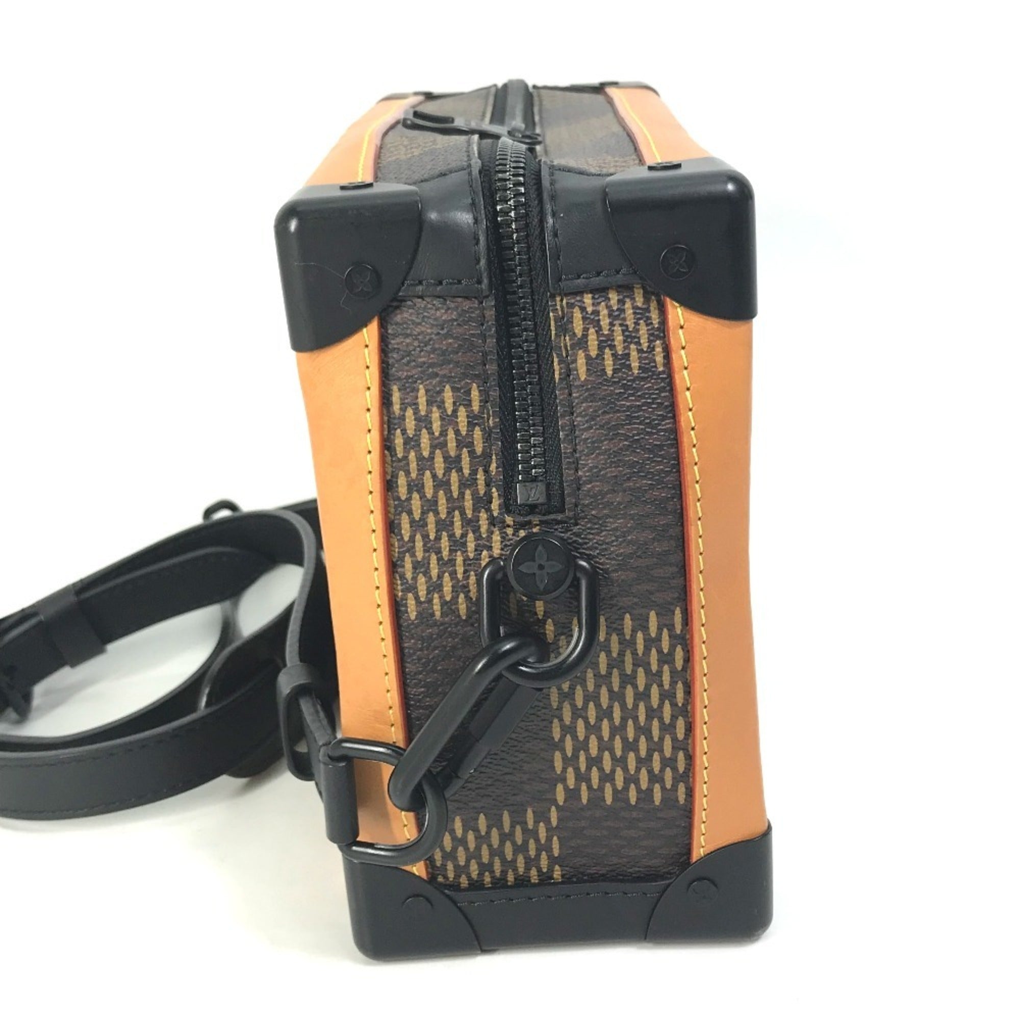 Louis Vuitton Brown Pochette Shoulder Bag (Pre-Owned)