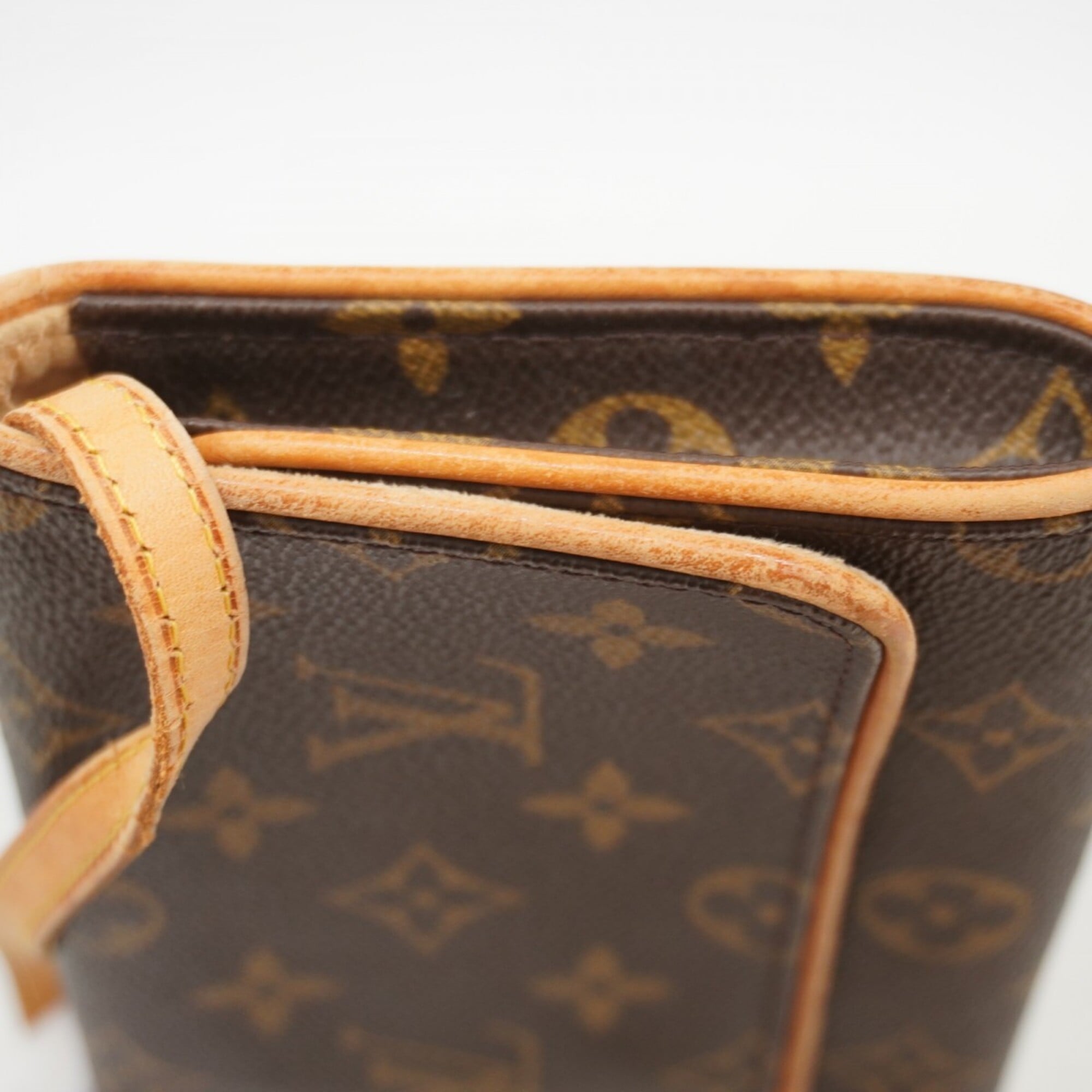 Louis Vuitton Brown Shoulder Bag (Pre-Owned)