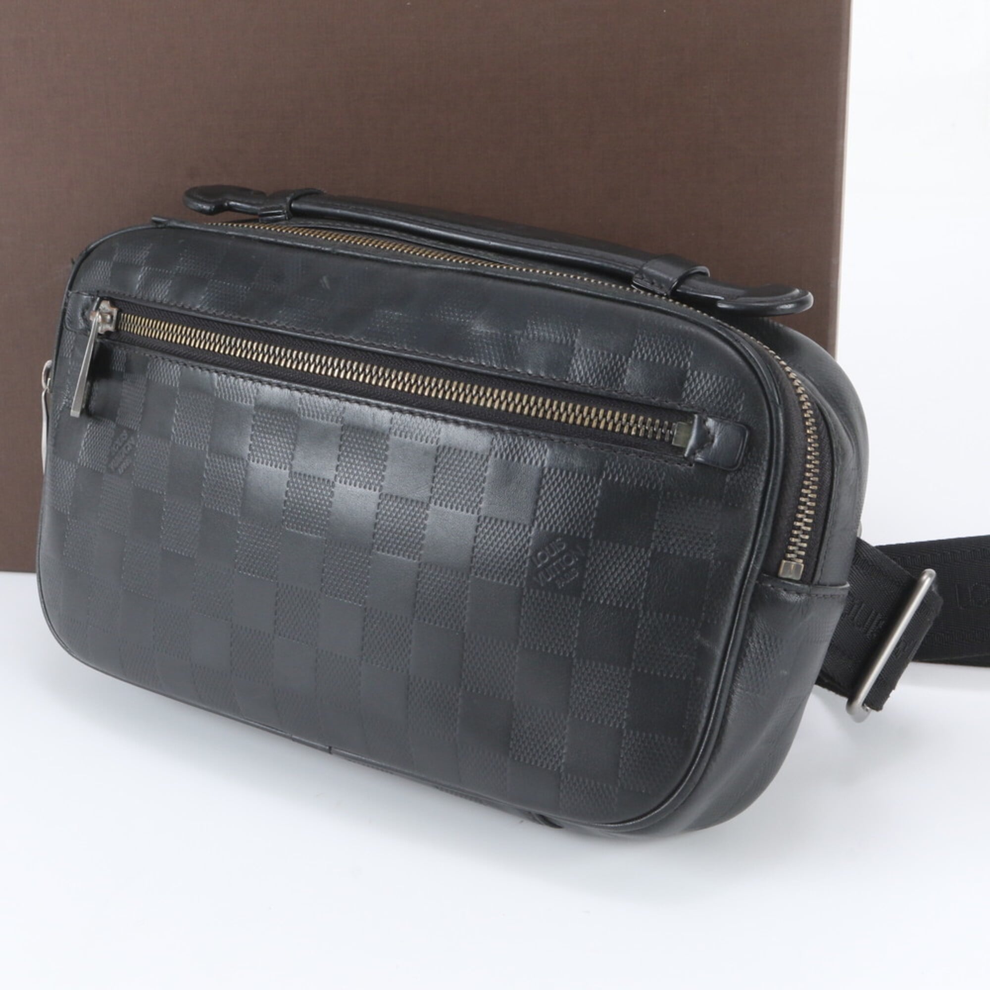 Louis Vuitton Onyx Leather Pouch Sling Bag (Pre-Owned)