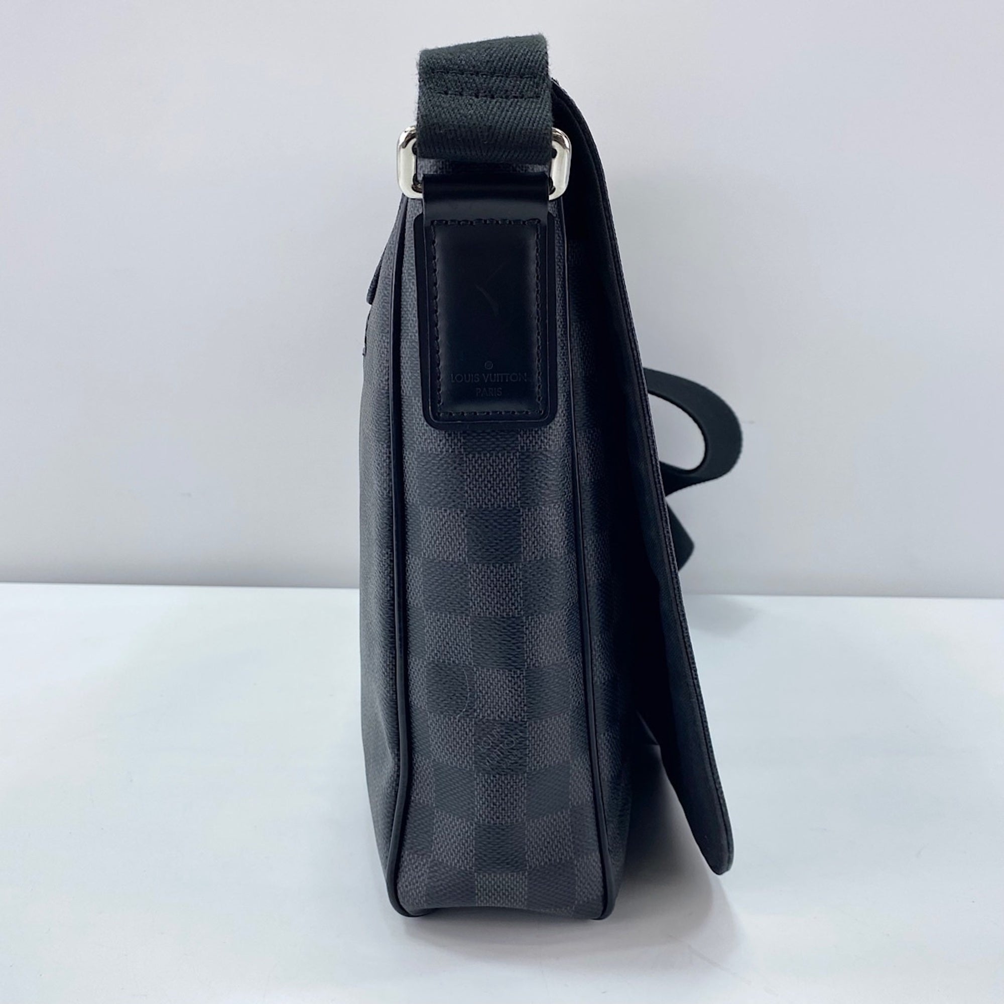 Louis Vuitton Black Shoulder Bag (Pre-Owned)