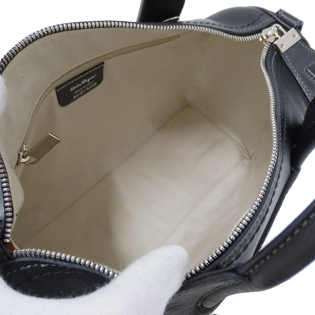 Salvatore Ferragamo Black Leather Handbag Shoulder Bag (Pre-Owned)