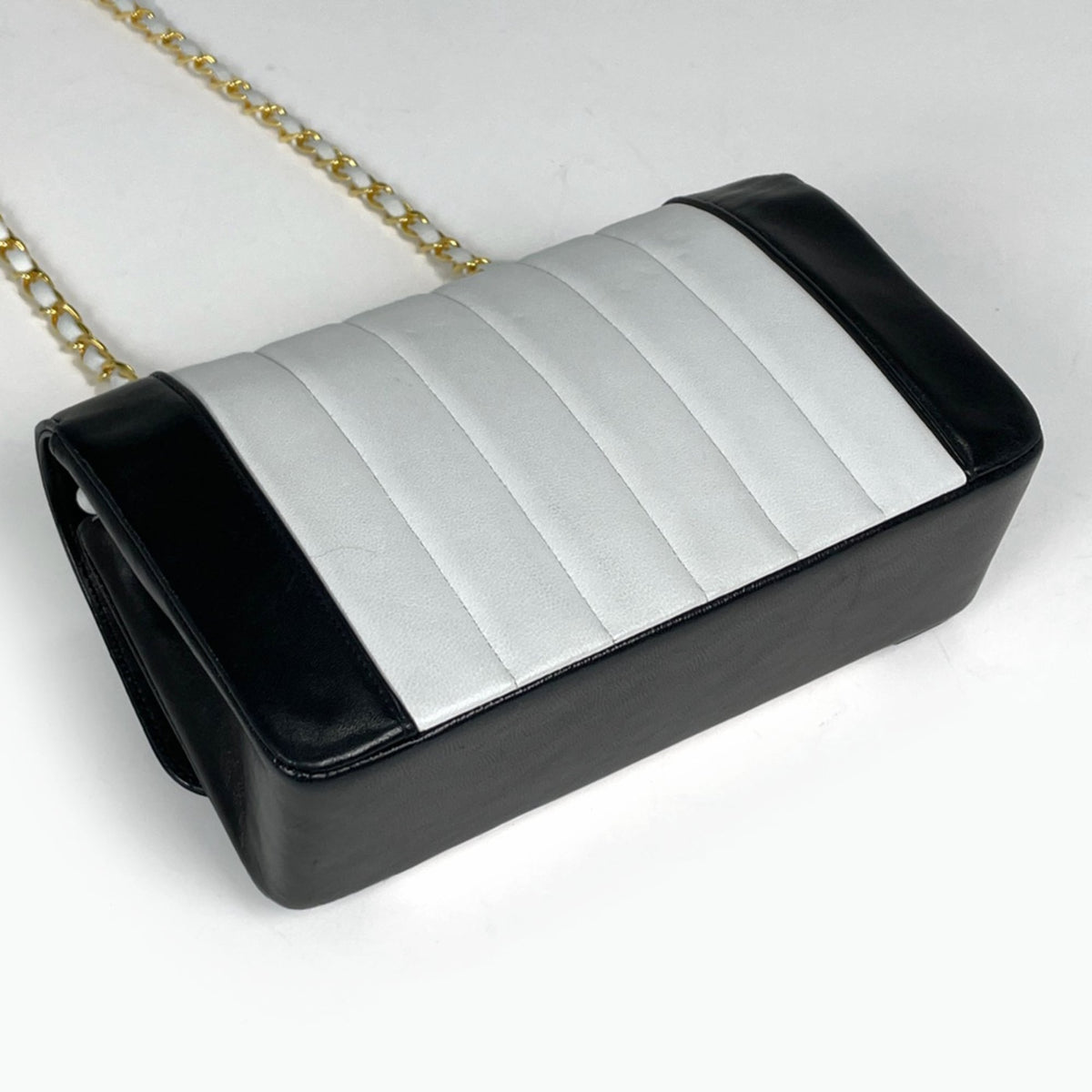 Chanel Black White Leather Shoulder Bag (Pre-Owned)