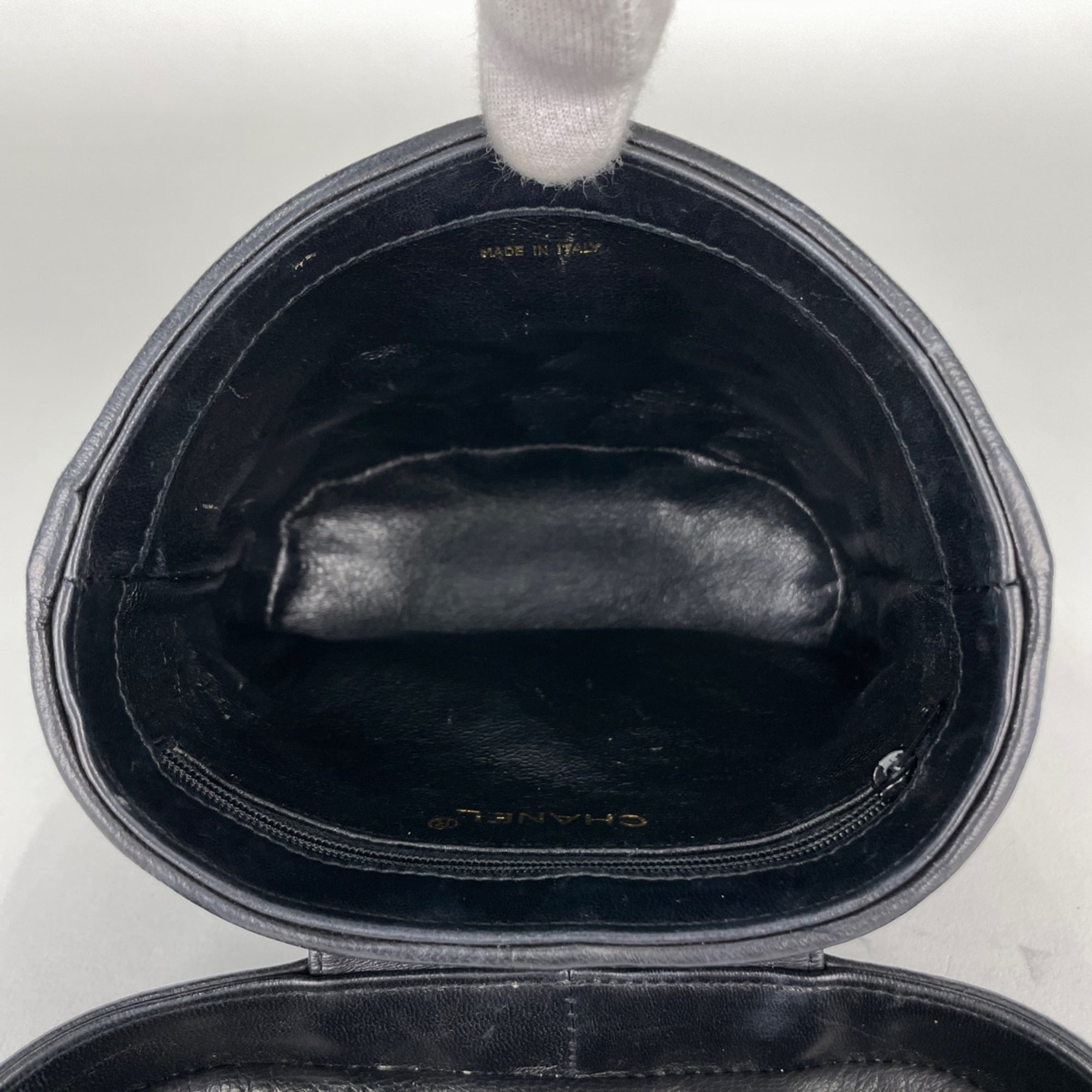 Chanel Black Leather Shoulder Bag (Pre-Owned)