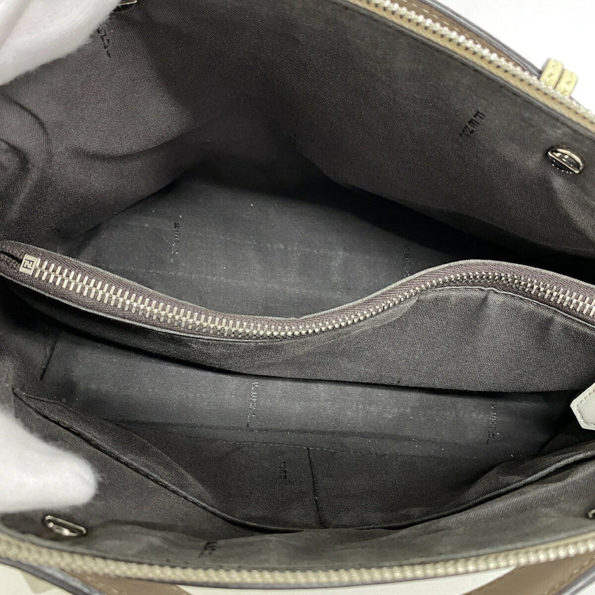 Fendi Beige White Leather Handbag (Pre-Owned)