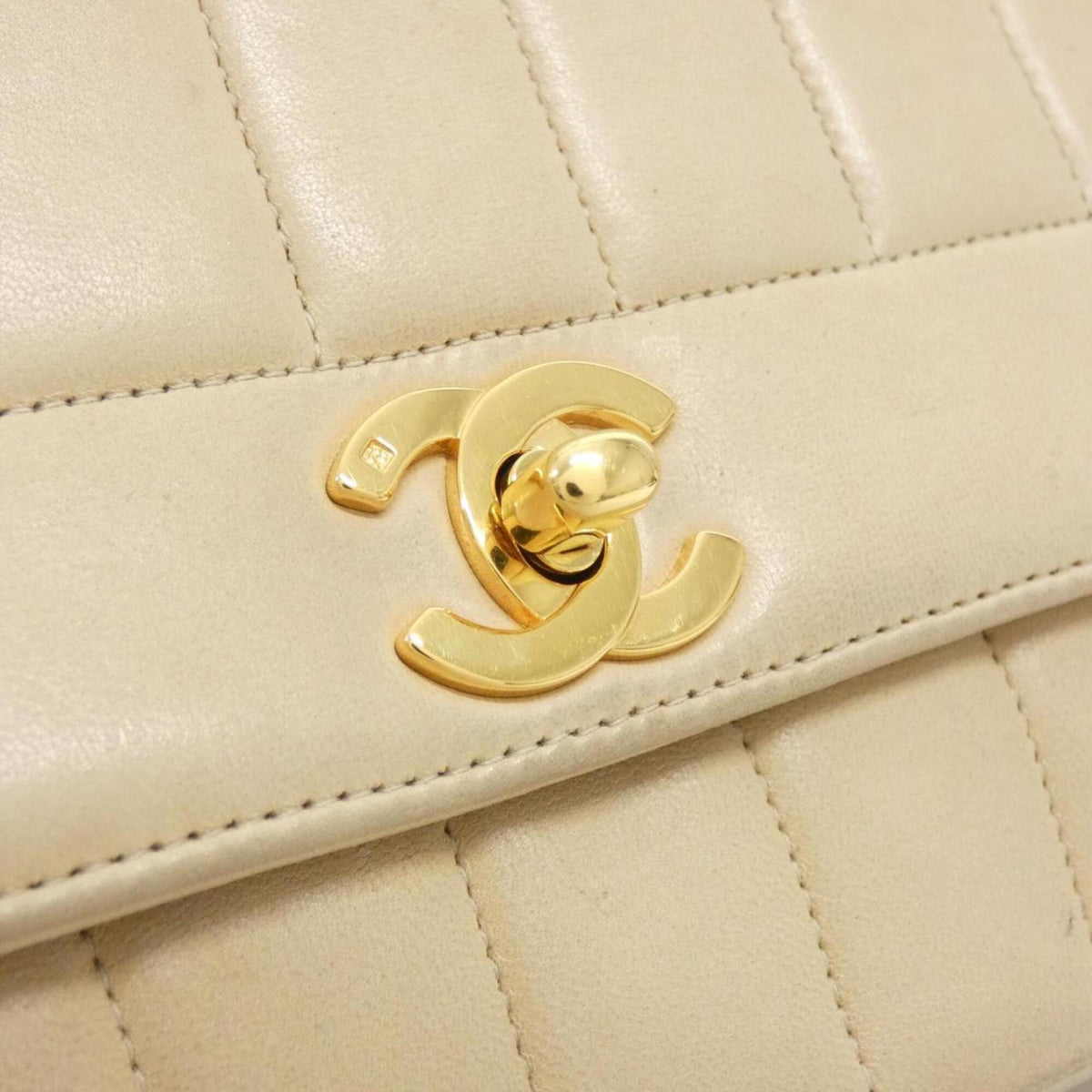 Chanel Beige Leather Shoulder Bag (Pre-Owned)